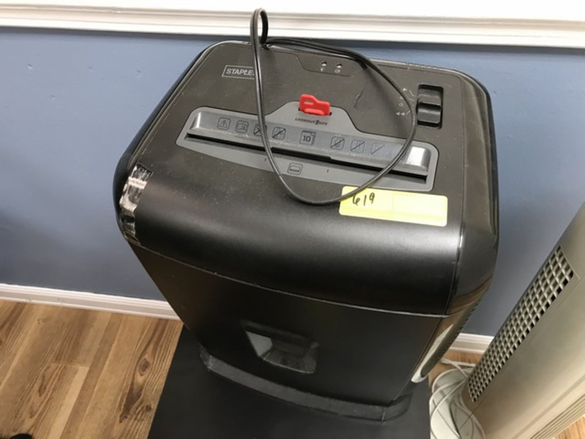 STAPLES SHREDDER