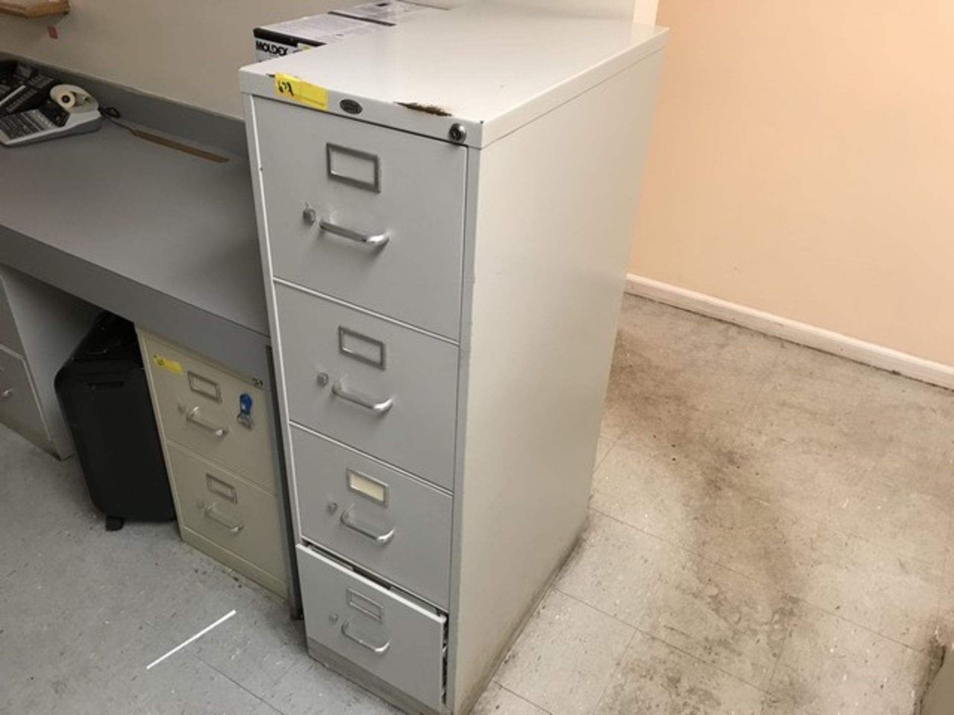 FILE CABINET WITH 4 DRAWERS