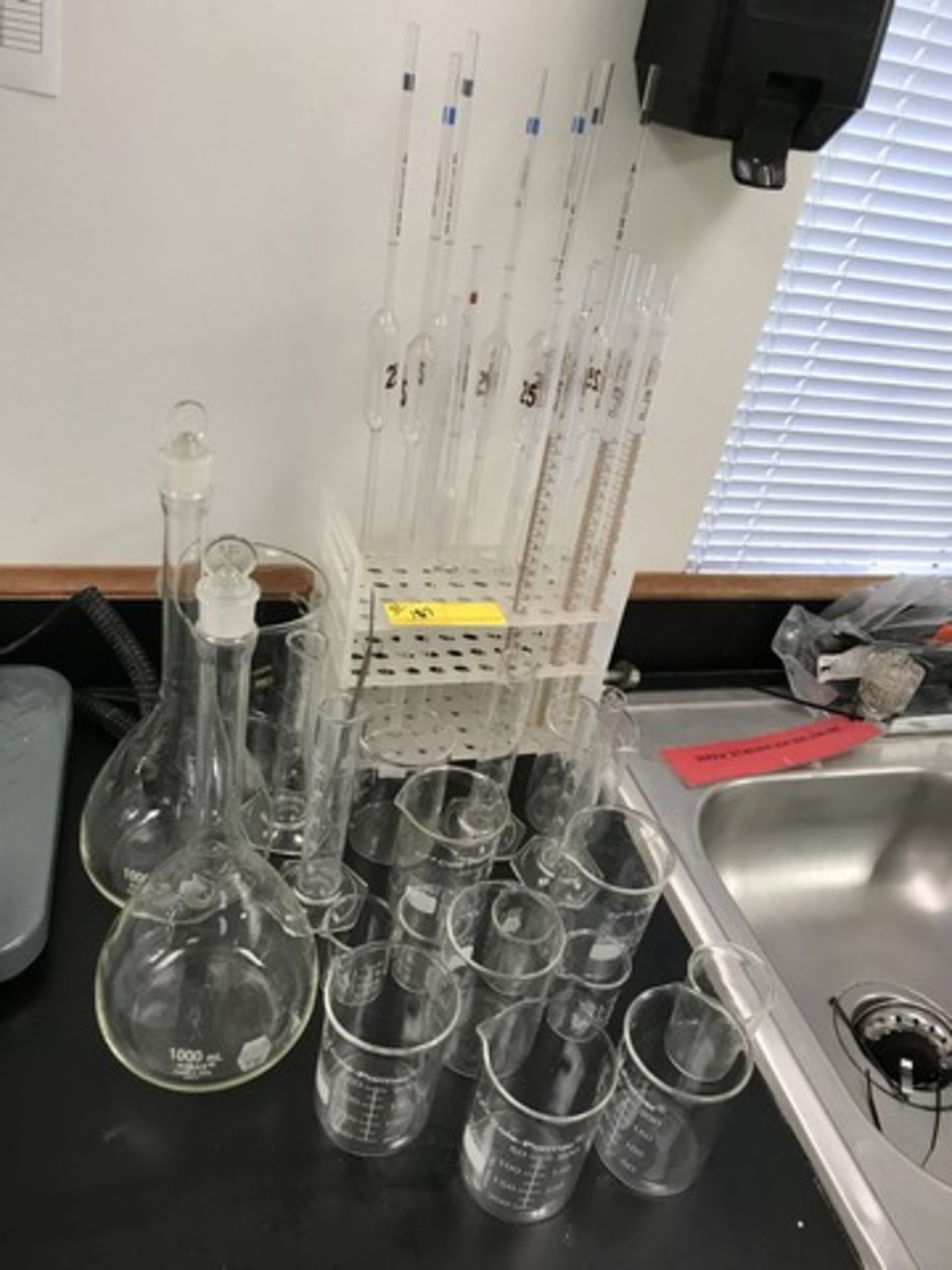ASSORTED BEAKERS & LAB INSTRUMENTS
