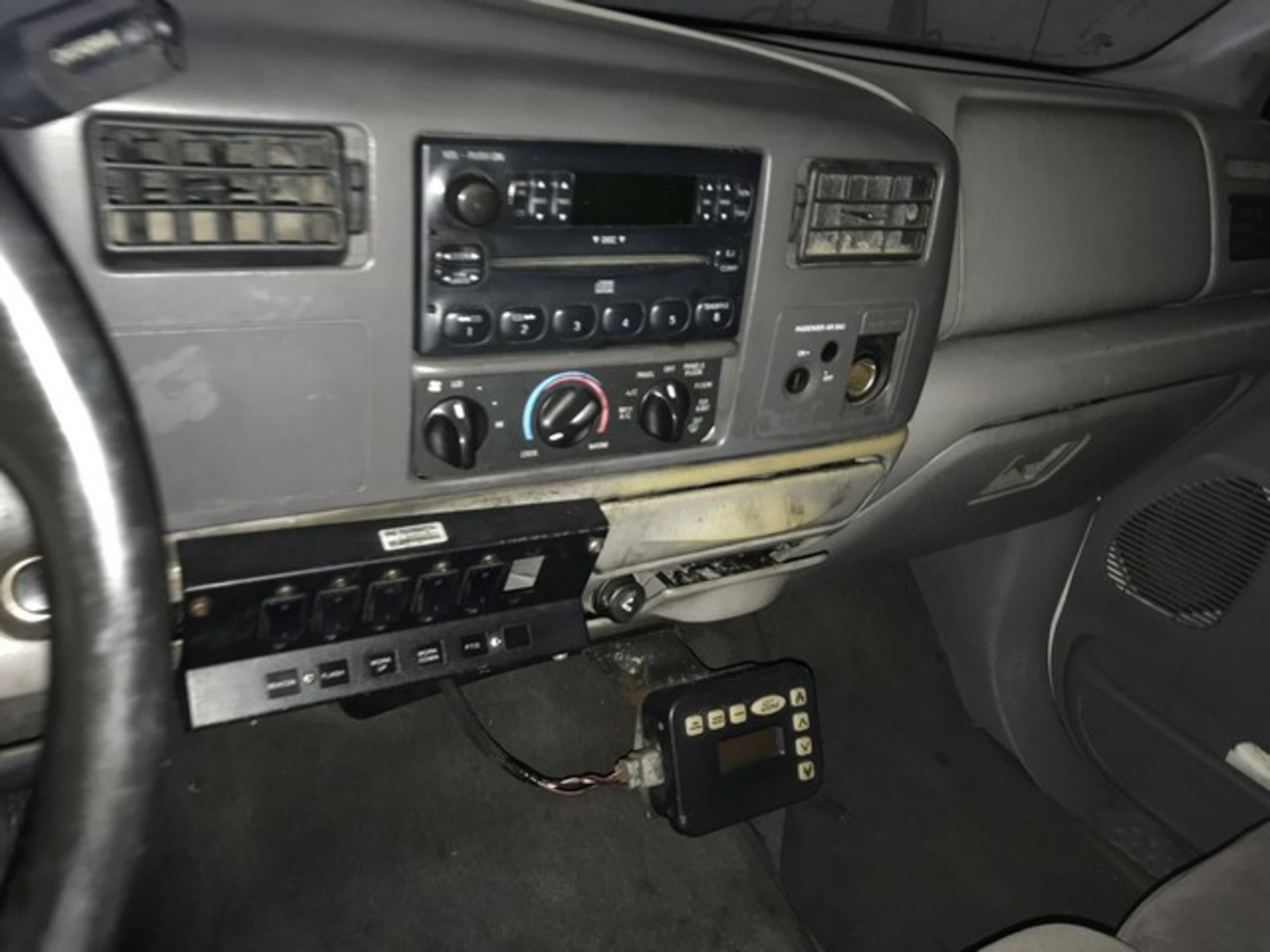 1999 FORD F-450 SUPER DUTY TOW TRUCK - 1FDXF46F9XEC26238 - WHITE - ODOMETER READS 276,589 MILES - - Image 6 of 11