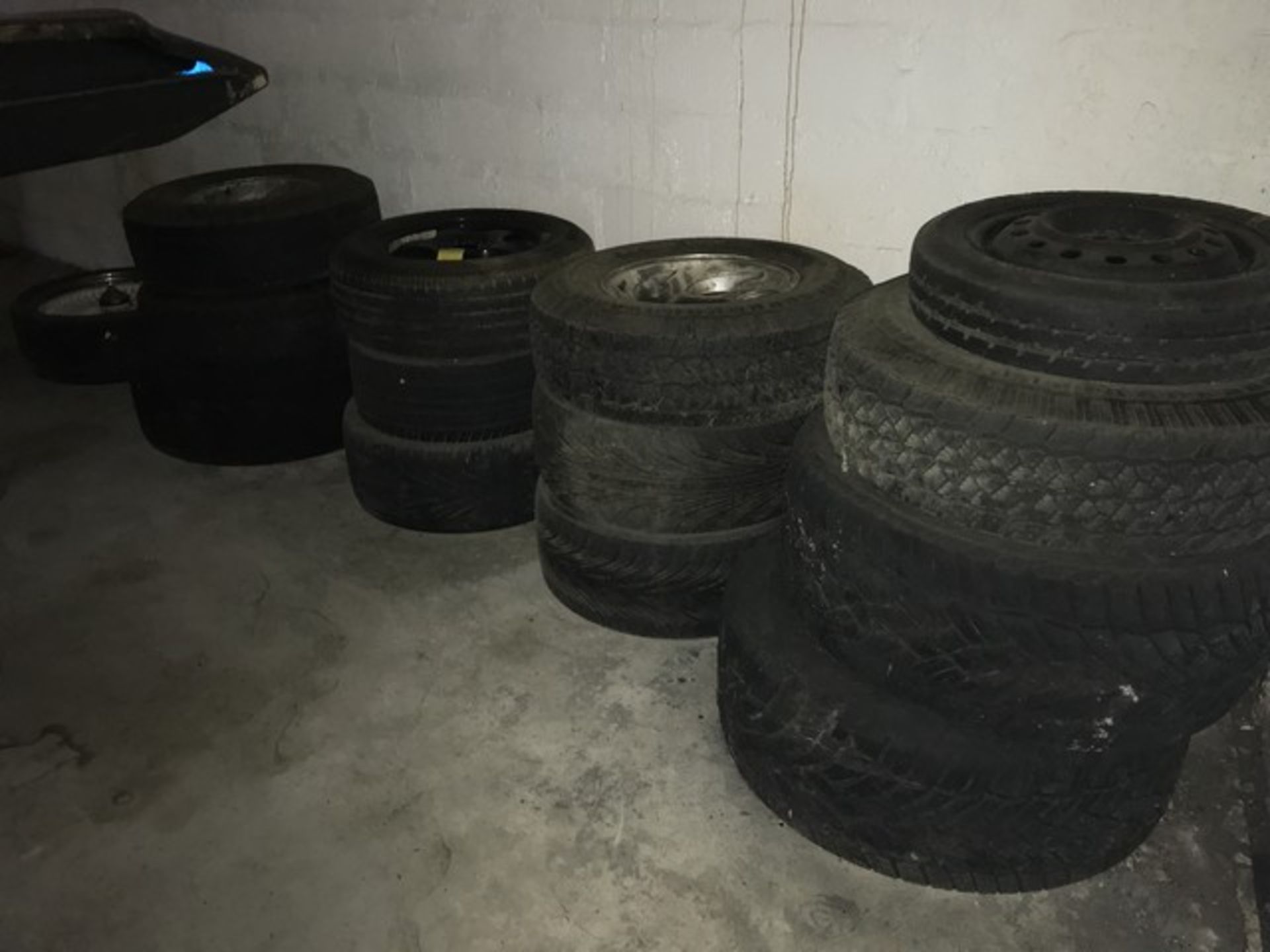 LOT TIRES & WHEELS (14 PIECES)