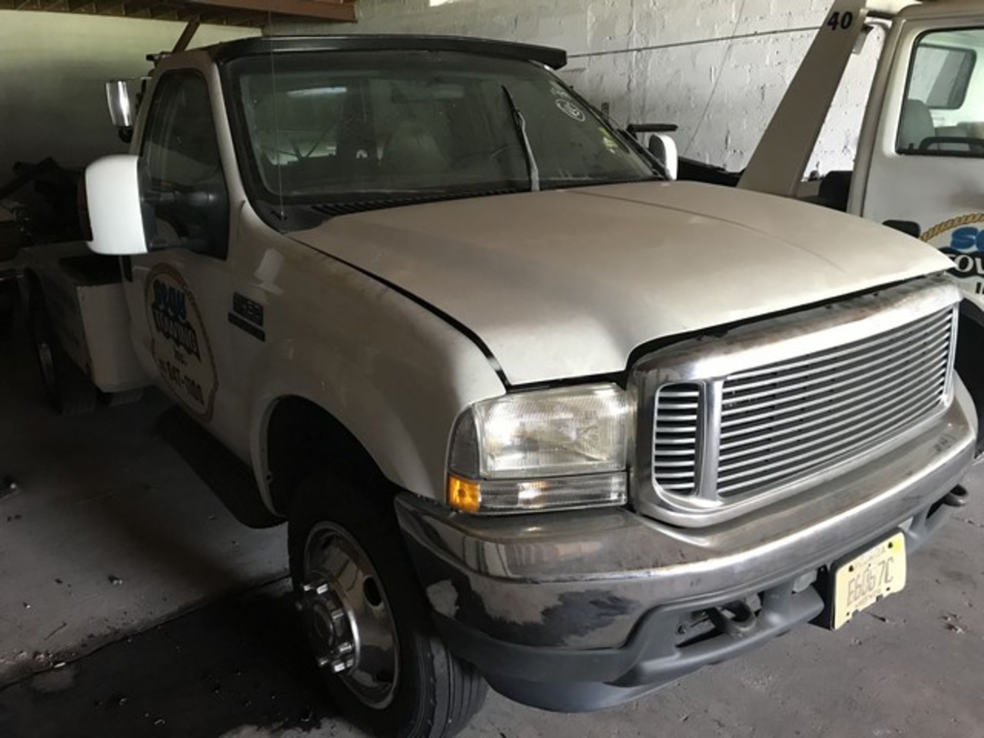 1999 FORD F-450 SUPER DUTY TOW TRUCK - 1FDXF46F9XEC26238 - WHITE - ODOMETER READS 276,589 MILES -