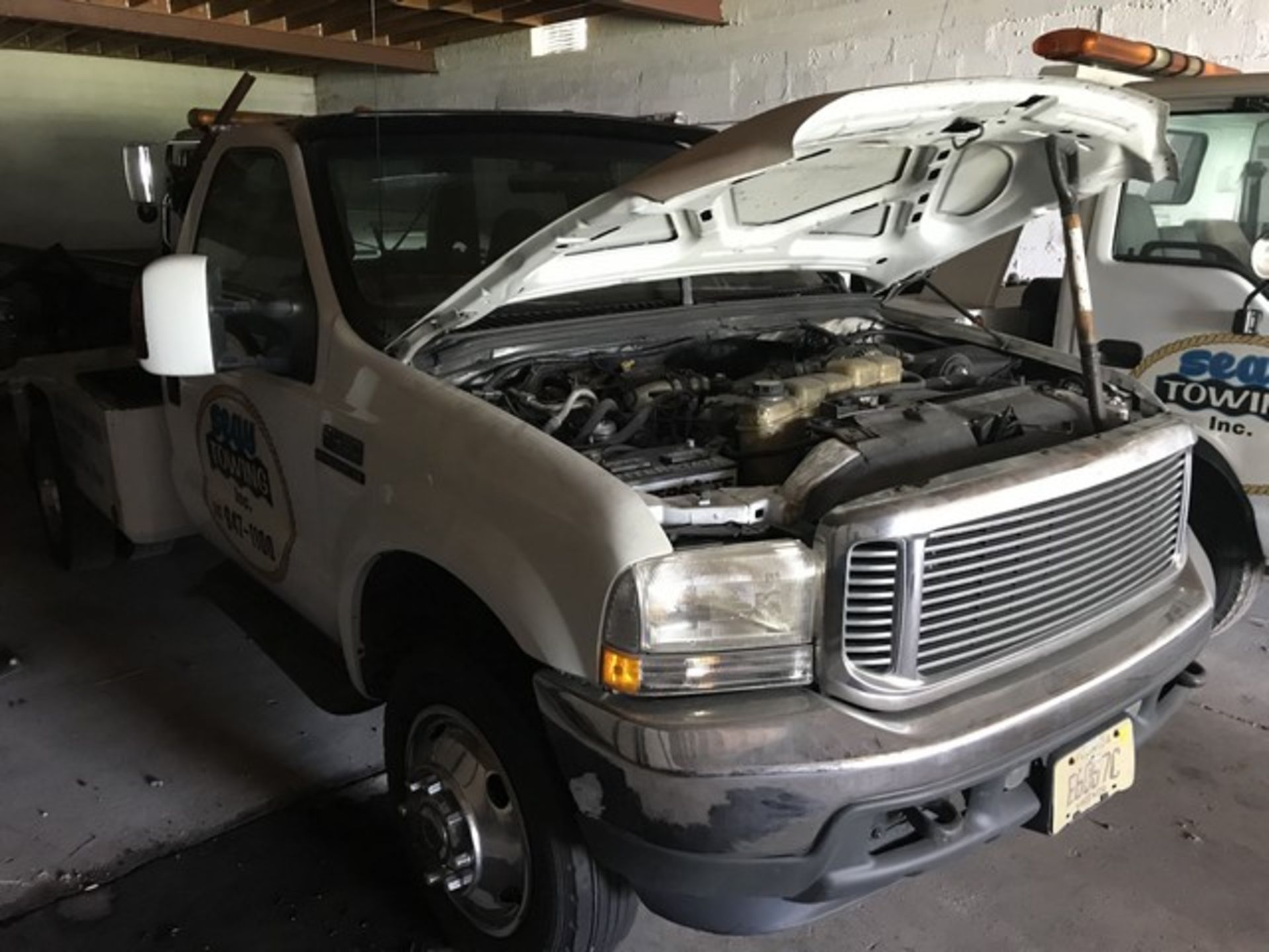 1999 FORD F-450 SUPER DUTY TOW TRUCK - 1FDXF46F9XEC26238 - WHITE - ODOMETER READS 276,589 MILES - - Image 2 of 11