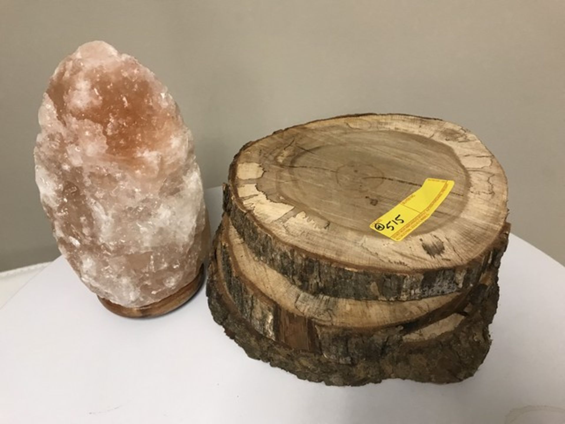 LOT DECOR - SALT LAMP / 3 WOOD SLICES