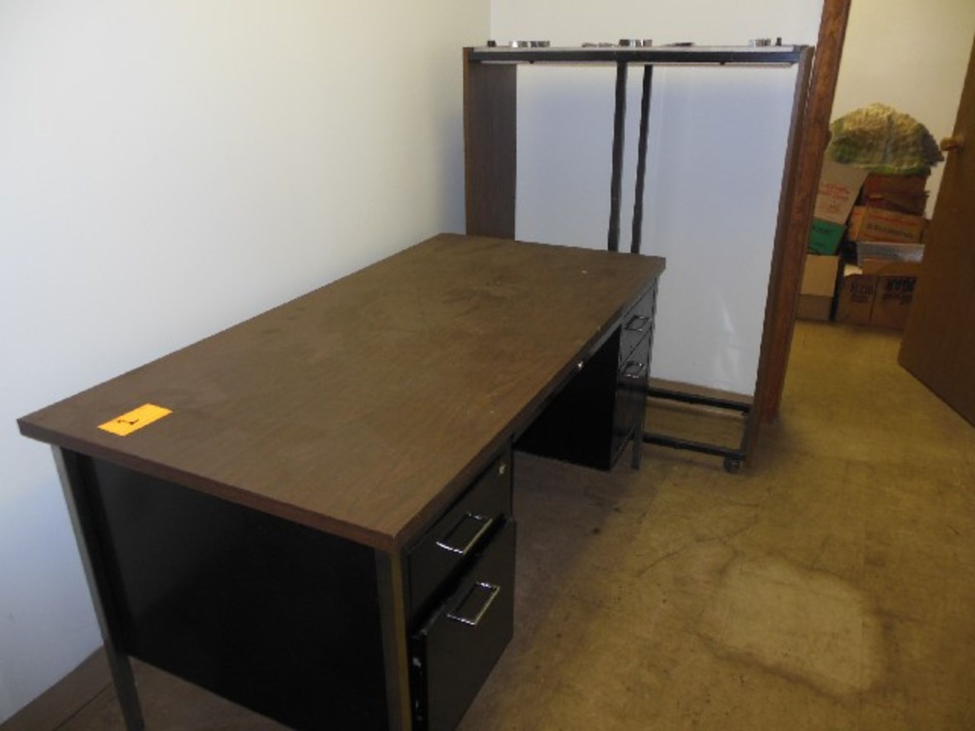 LOT: DESK & PLAN RACK