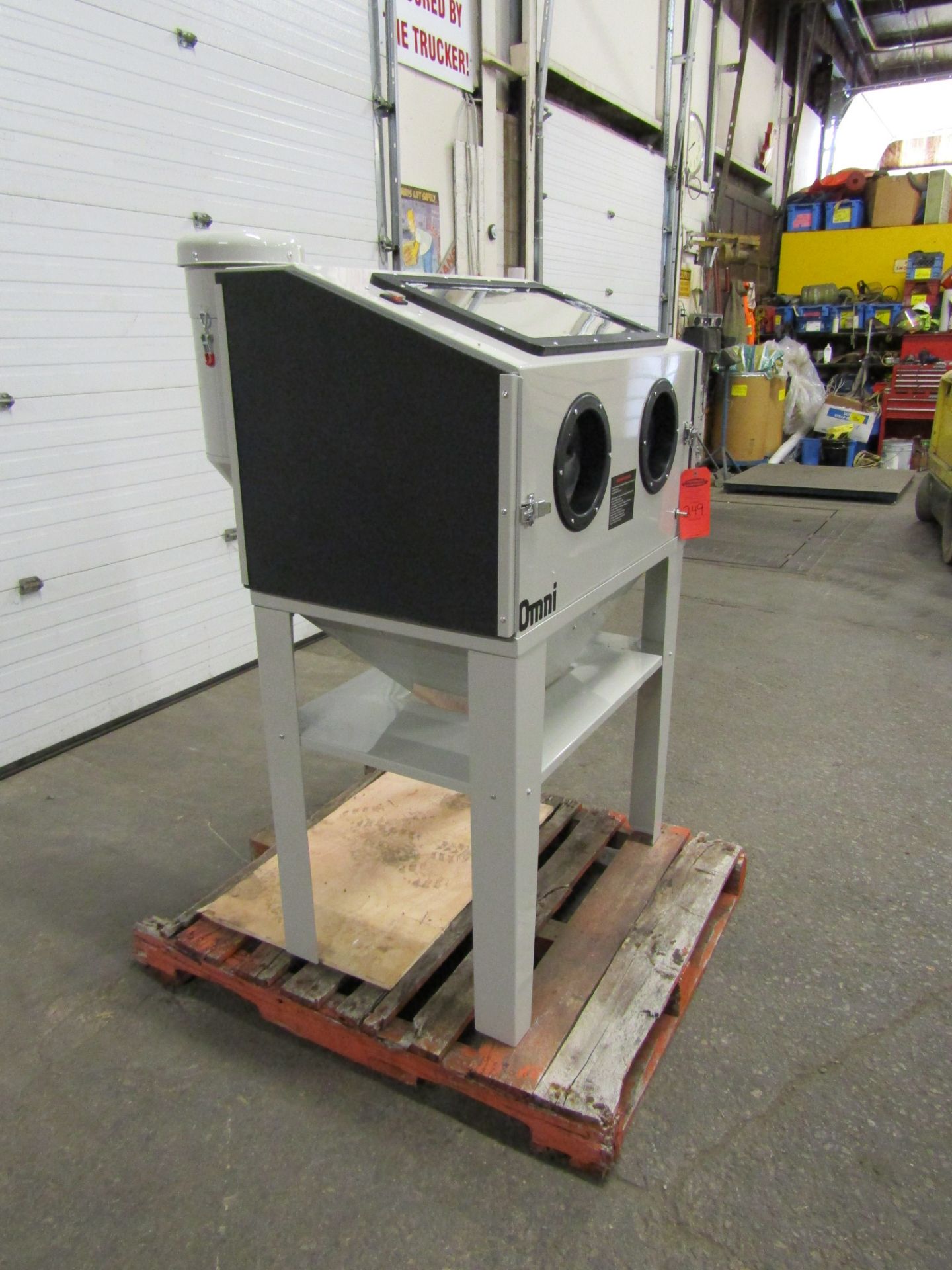 BRAND NEW OMNI Sandblast Cabinet with Dust vacuum unit - 125PSI working space 24" X 33" X 25" - Image 2 of 2