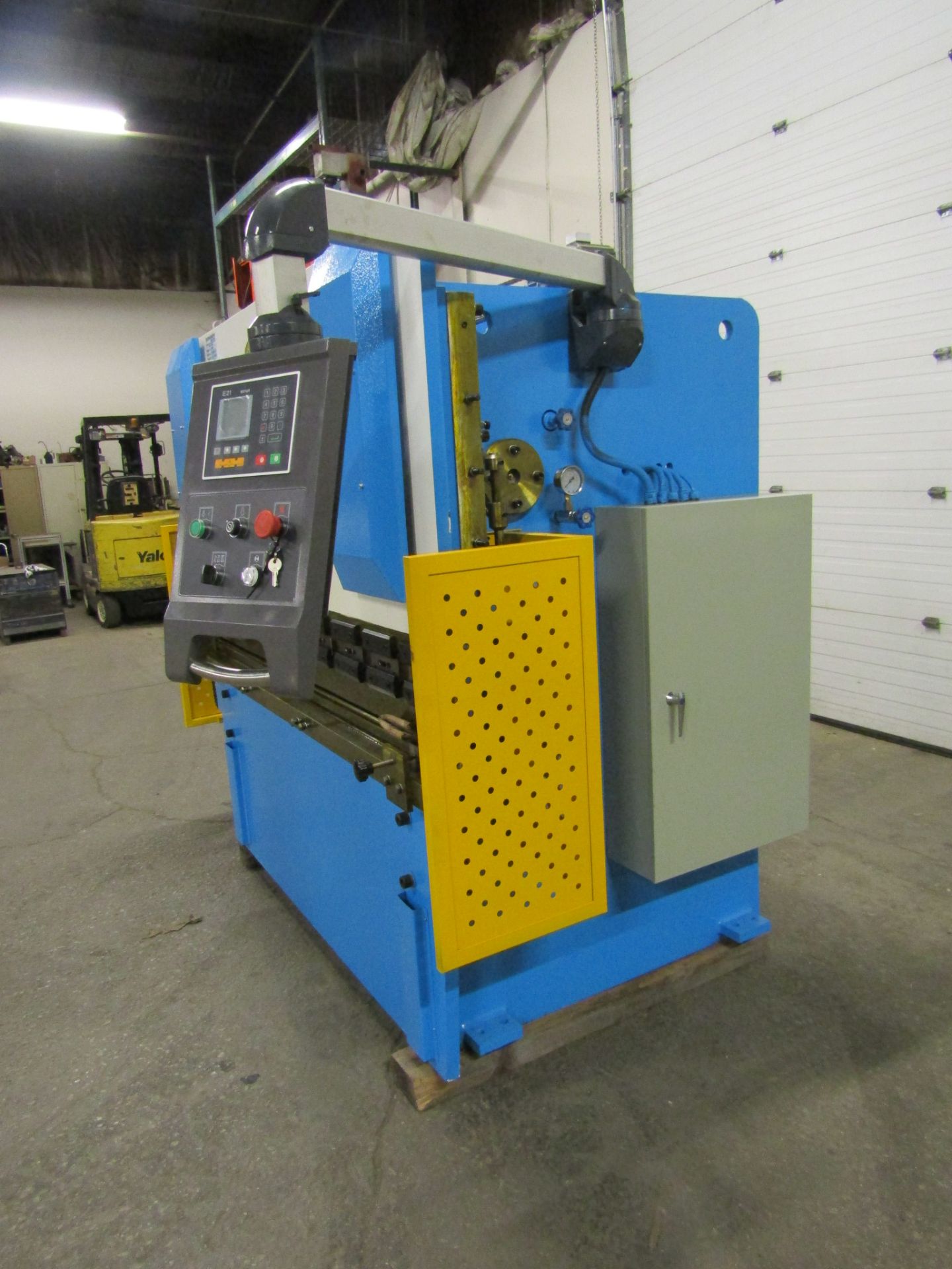 Bernardo Hydraulic Press Brake 40 ton capacity 80" bed - 220V 3 phase with CNC back gauge and CNC - Image 3 of 5