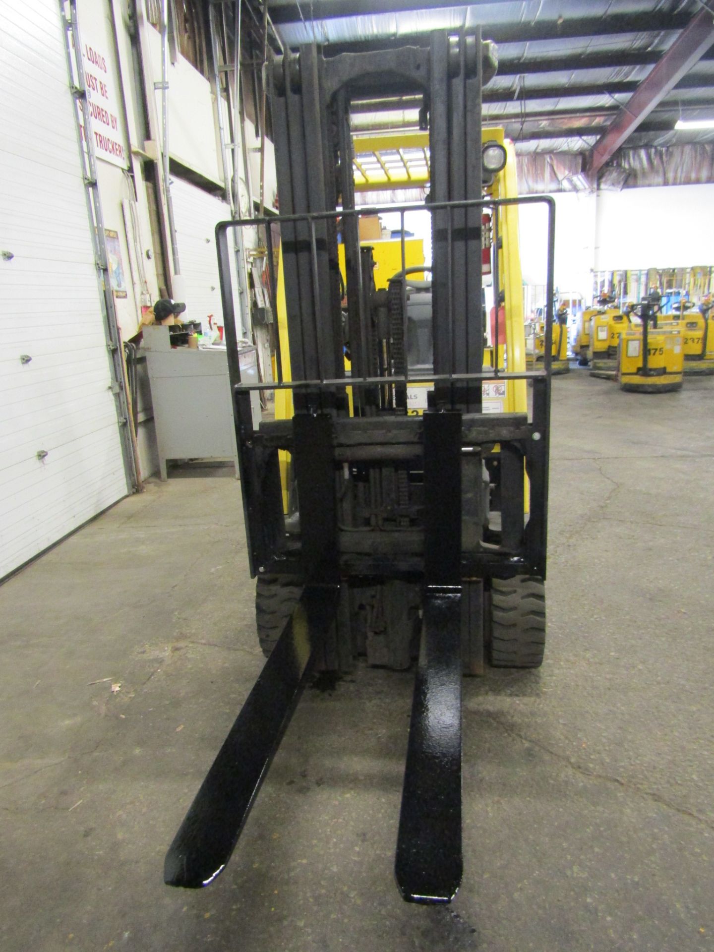 2011 Hyster 6000lbs Capacity Forklift with 3-stage mast - LPG (propane) with sideshift (no propane - Image 2 of 2