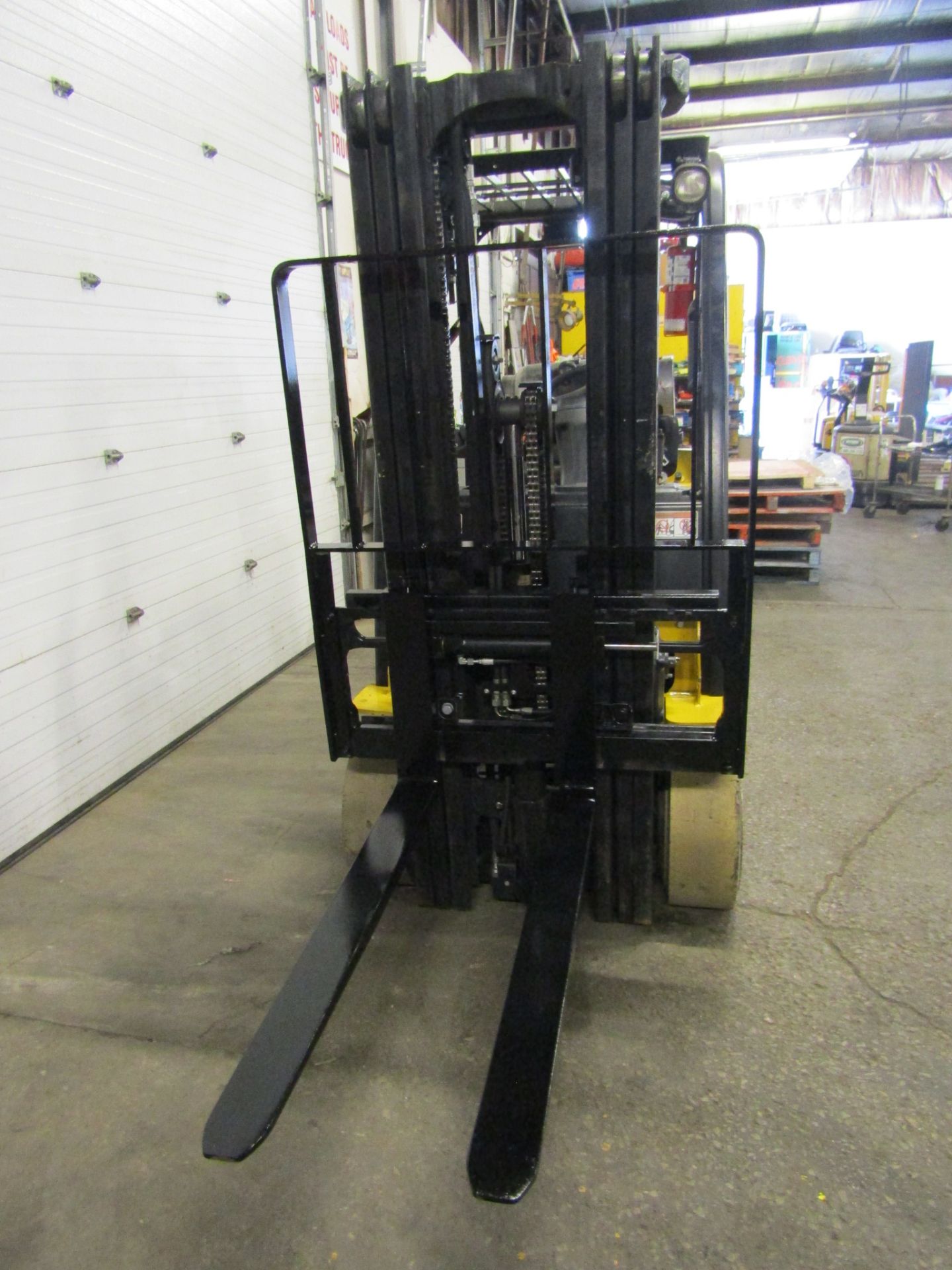 2013 Yale 5000lbs Capacity Forklift with 3-stage mast - LPG (propane) with sideshift (no propane - Image 2 of 2