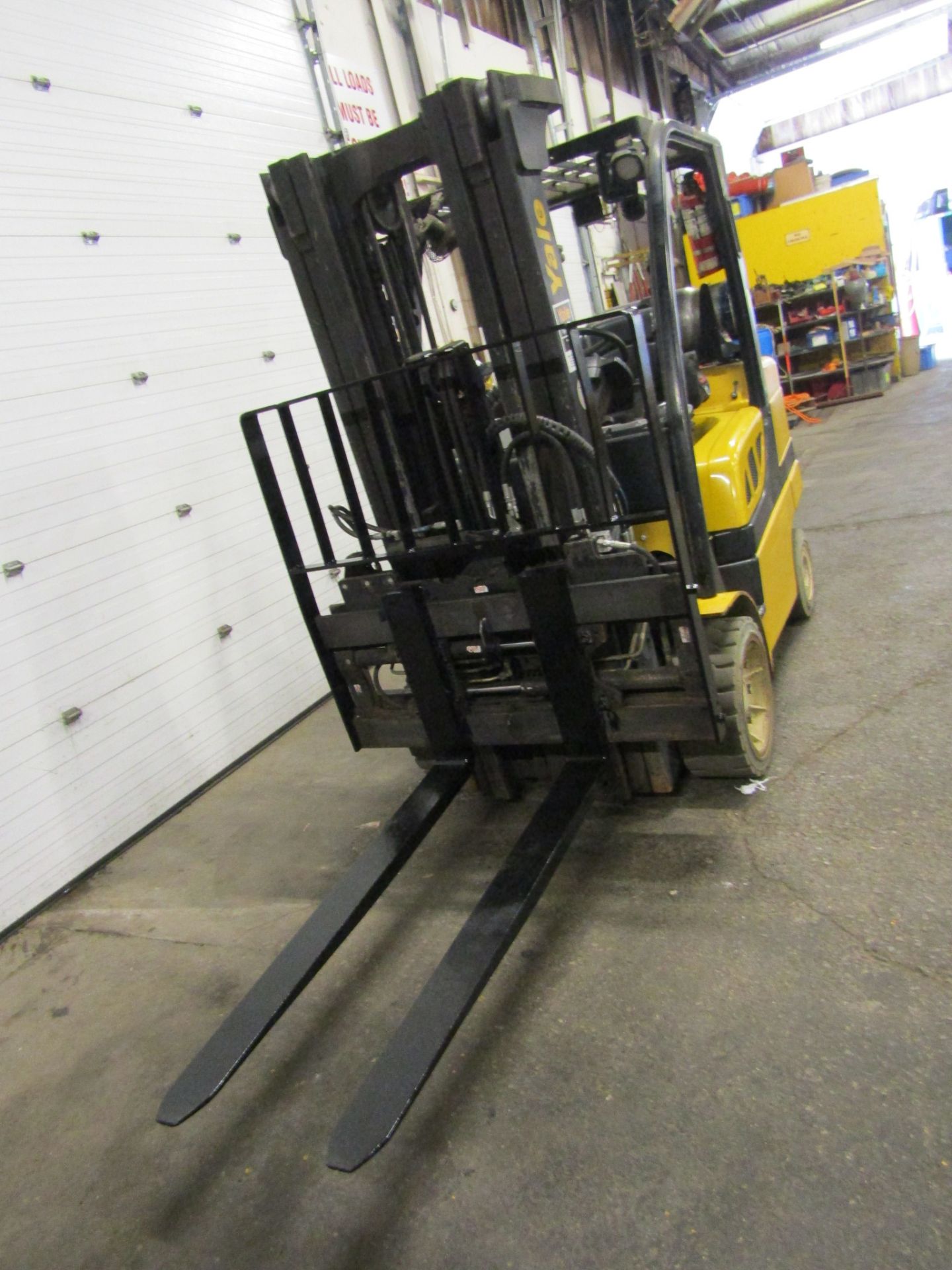 2014 Yale 8000lbs Capacity Forklift with 3-stage mast - LPG (propane) with sideshift & fork - Image 2 of 2