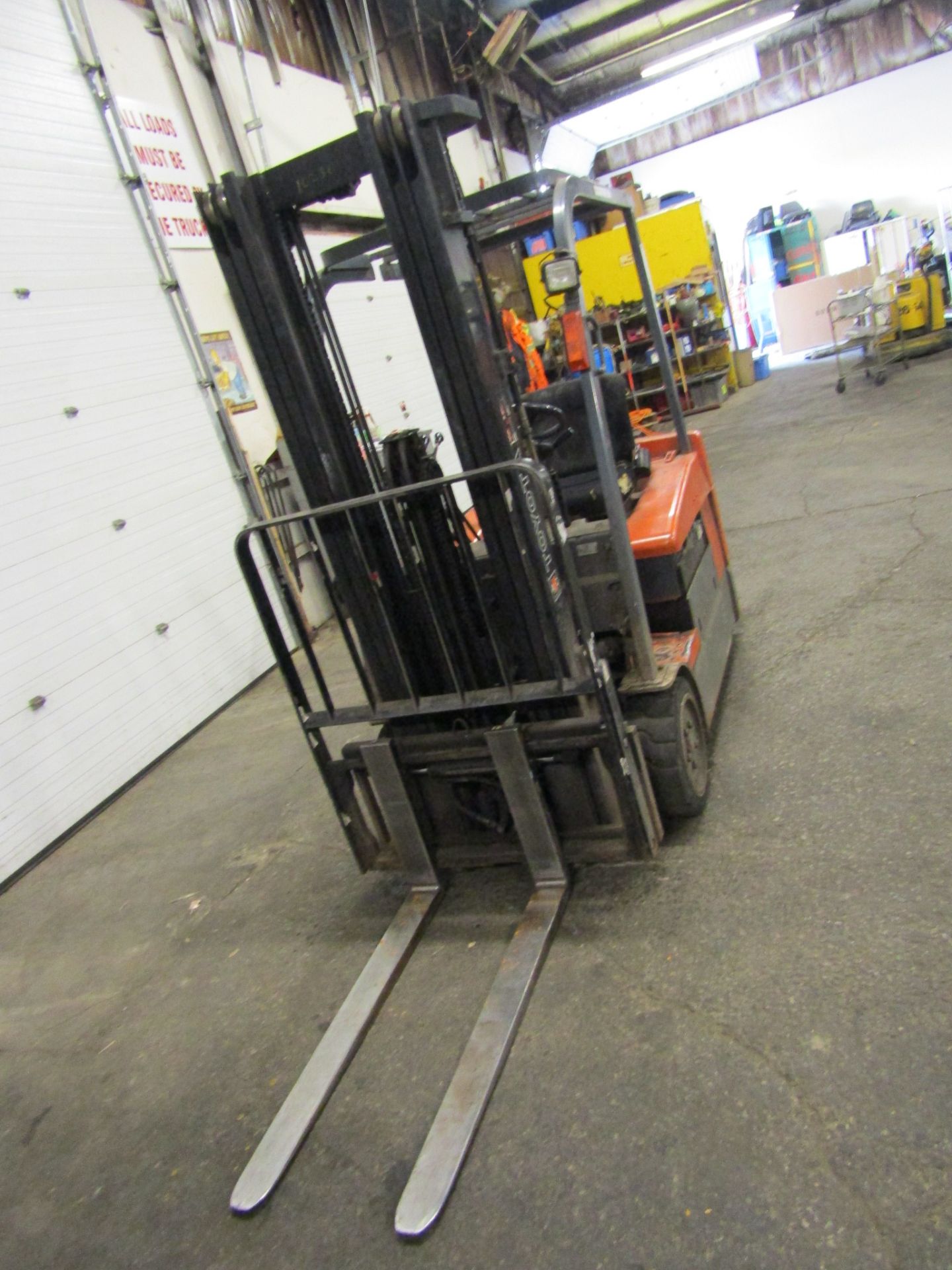 Toyota Electric Forklift 3500lbs capacity with 3-stage Mast with Sideshift, 3-wheel unit with - Image 3 of 3