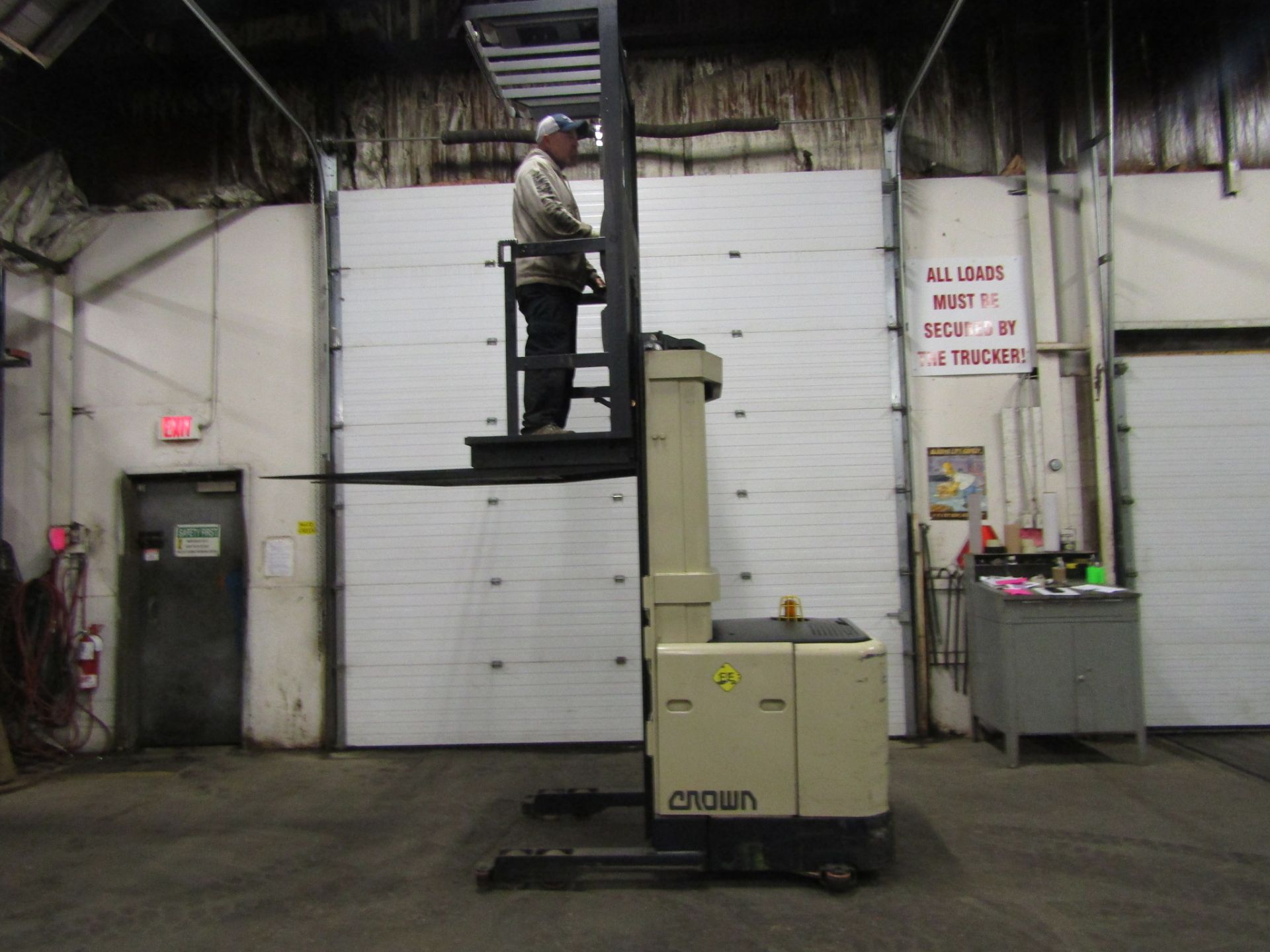 Crown Ride On Stacker Unit 3000lbs Capacity with low hours - Image 4 of 4