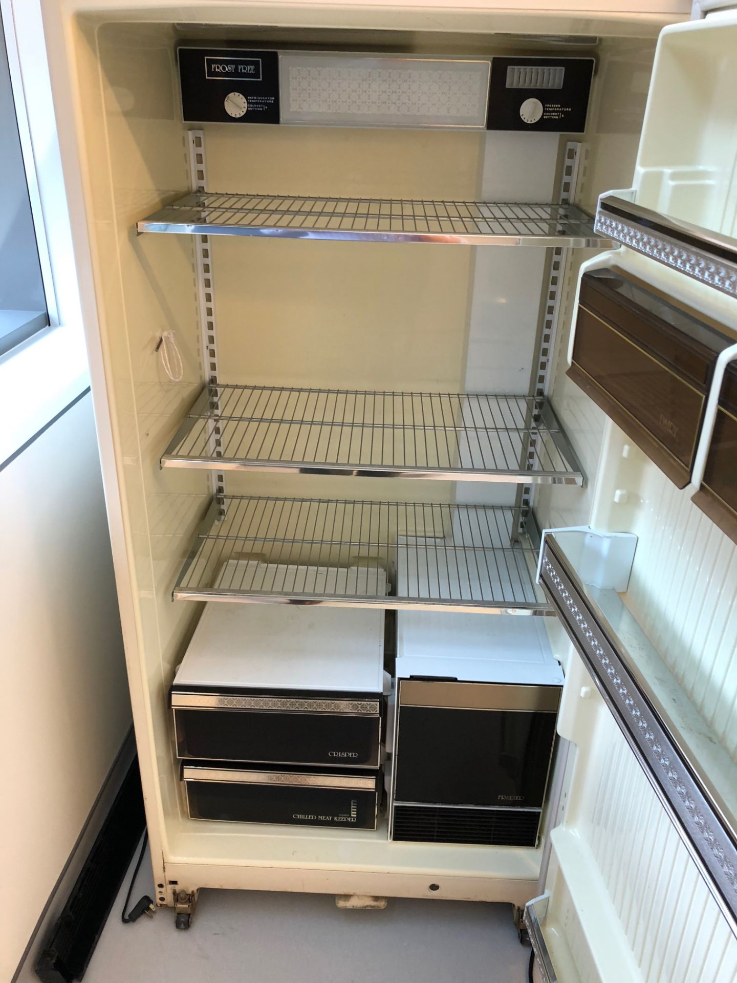 White Westinghouse Refrigerator - Image 2 of 2