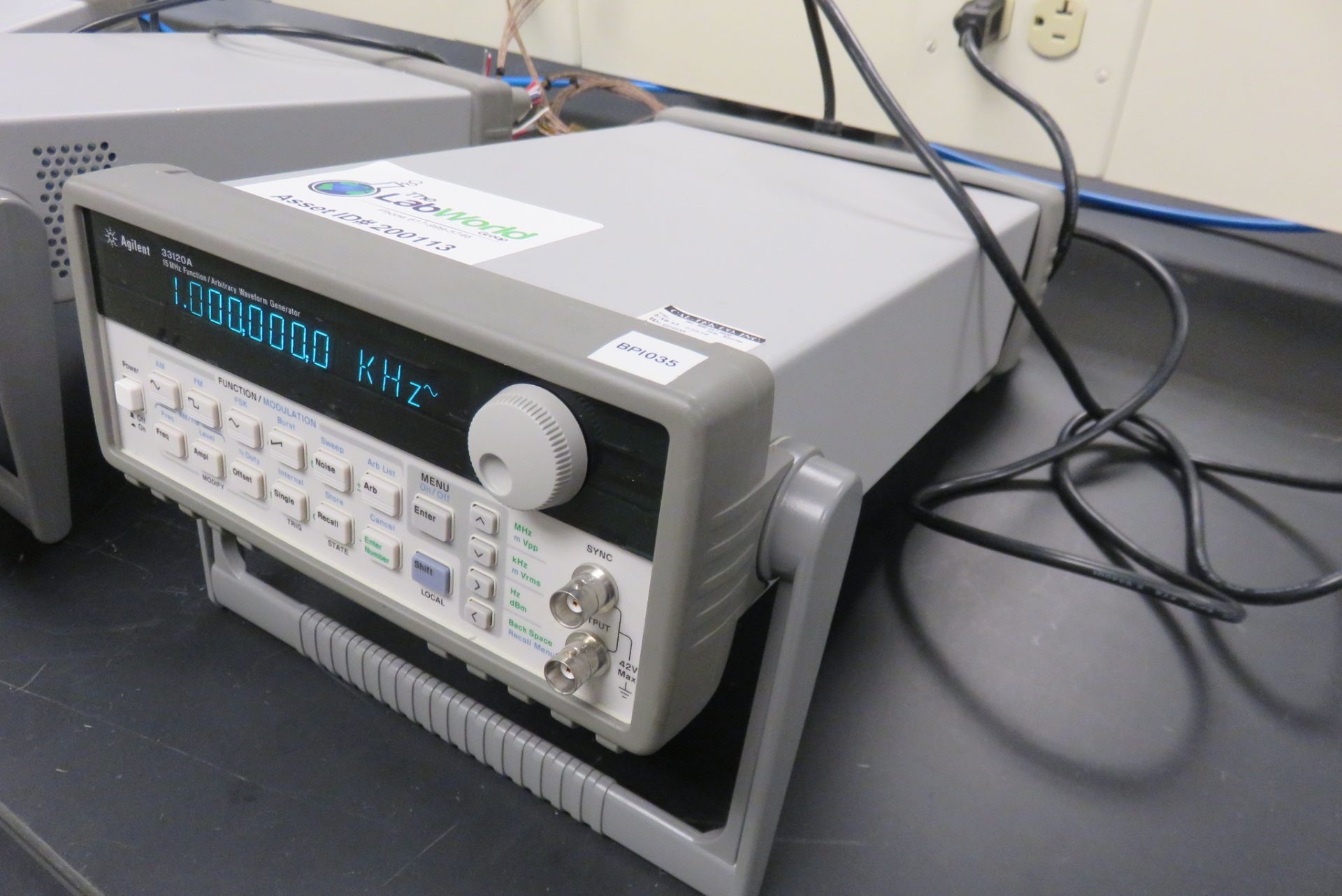 Agilent 15MHz Function/Arbitrary Waveform generator - Image 2 of 3