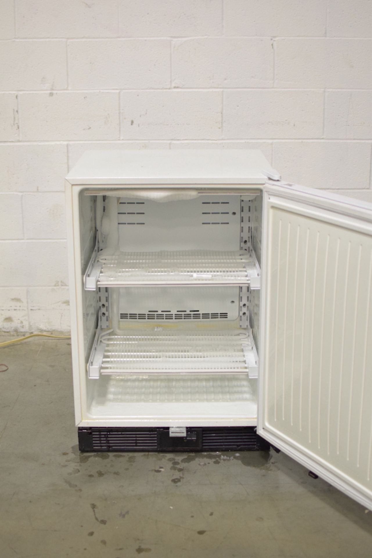Sanyo SF-L6111W Undercounter Refrigerator - Image 2 of 2