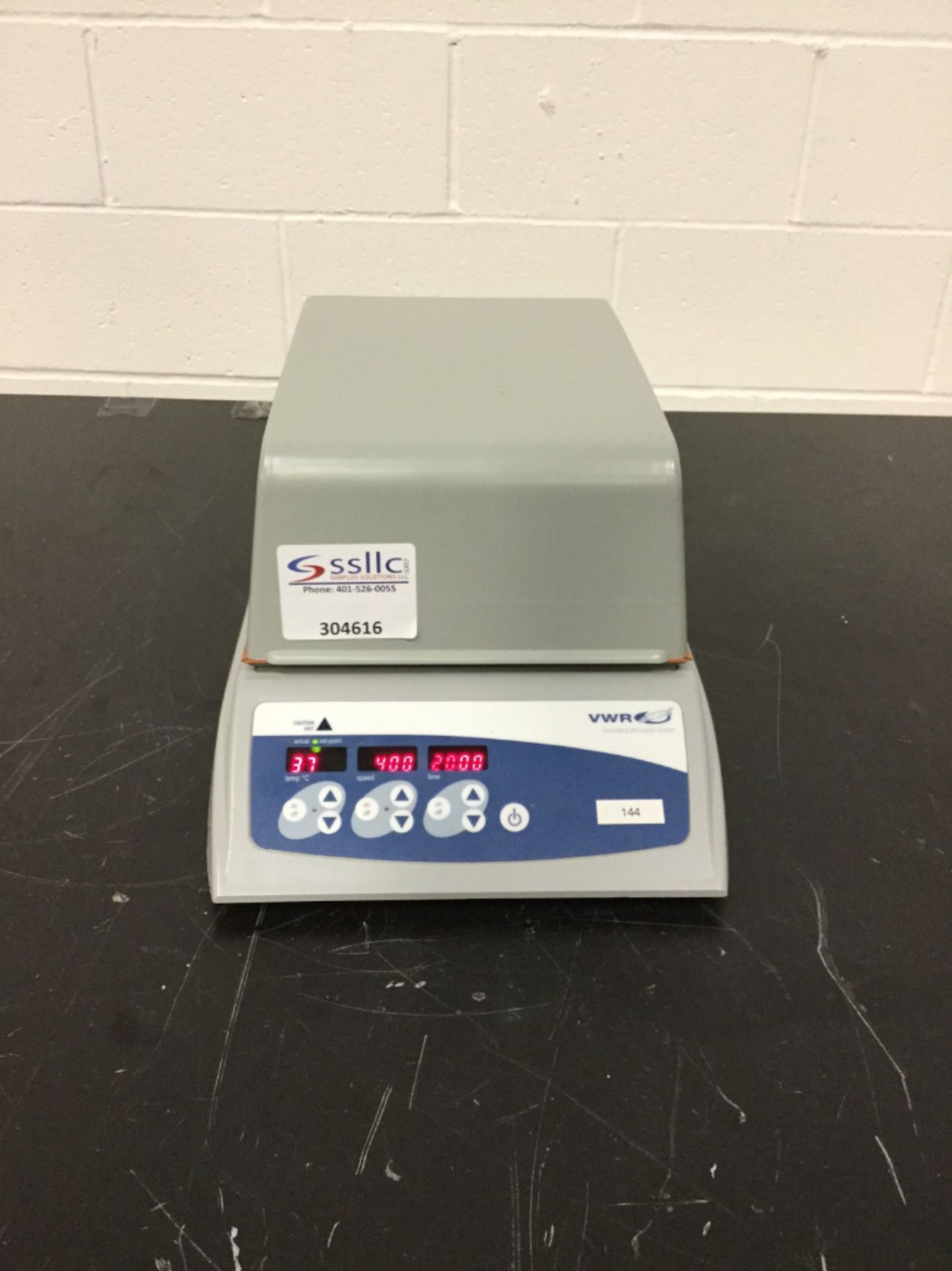 VWR Incubating Microplate Shaker