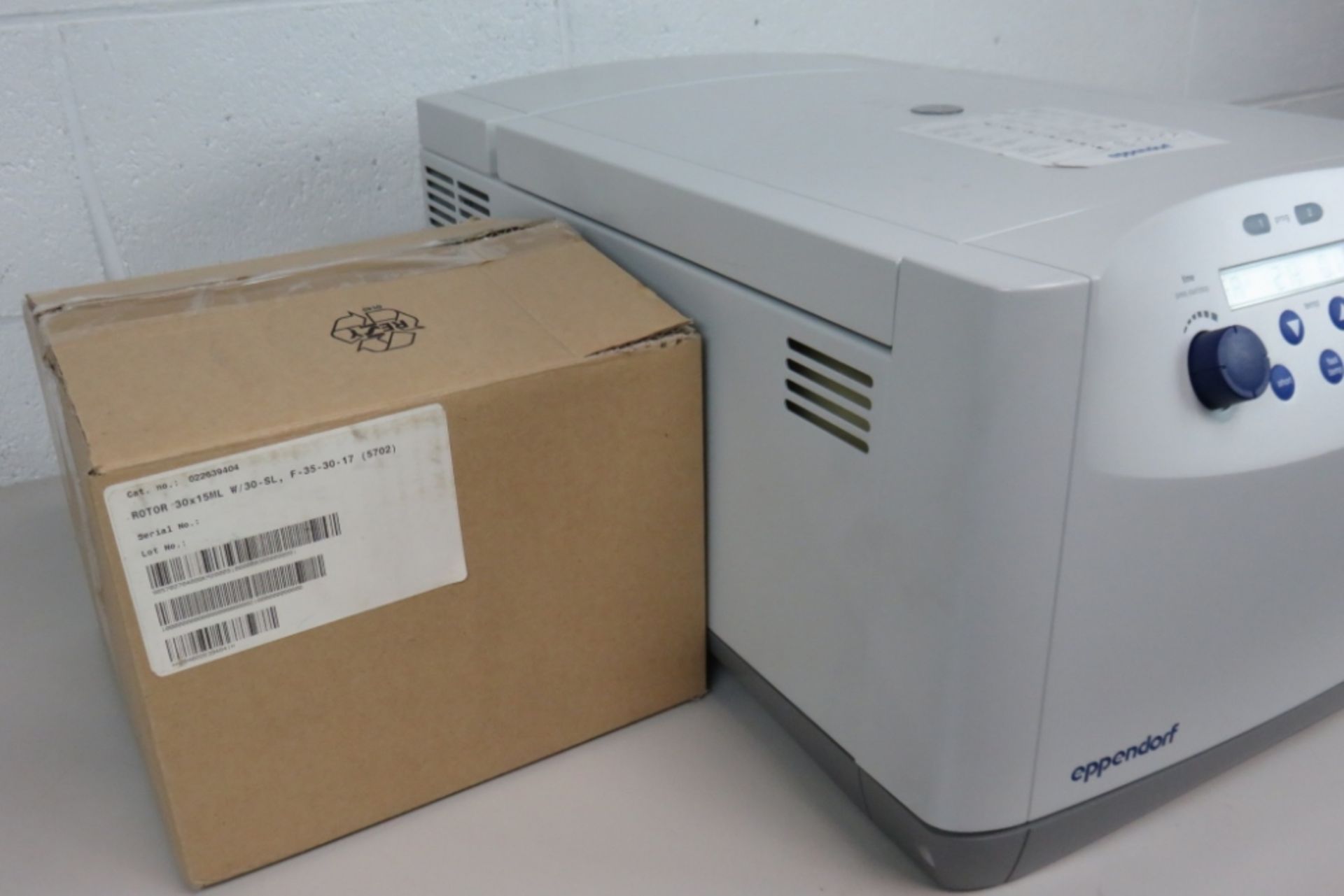 Eppendorf 5702R Refrigerated Centrifuge - Image 2 of 9