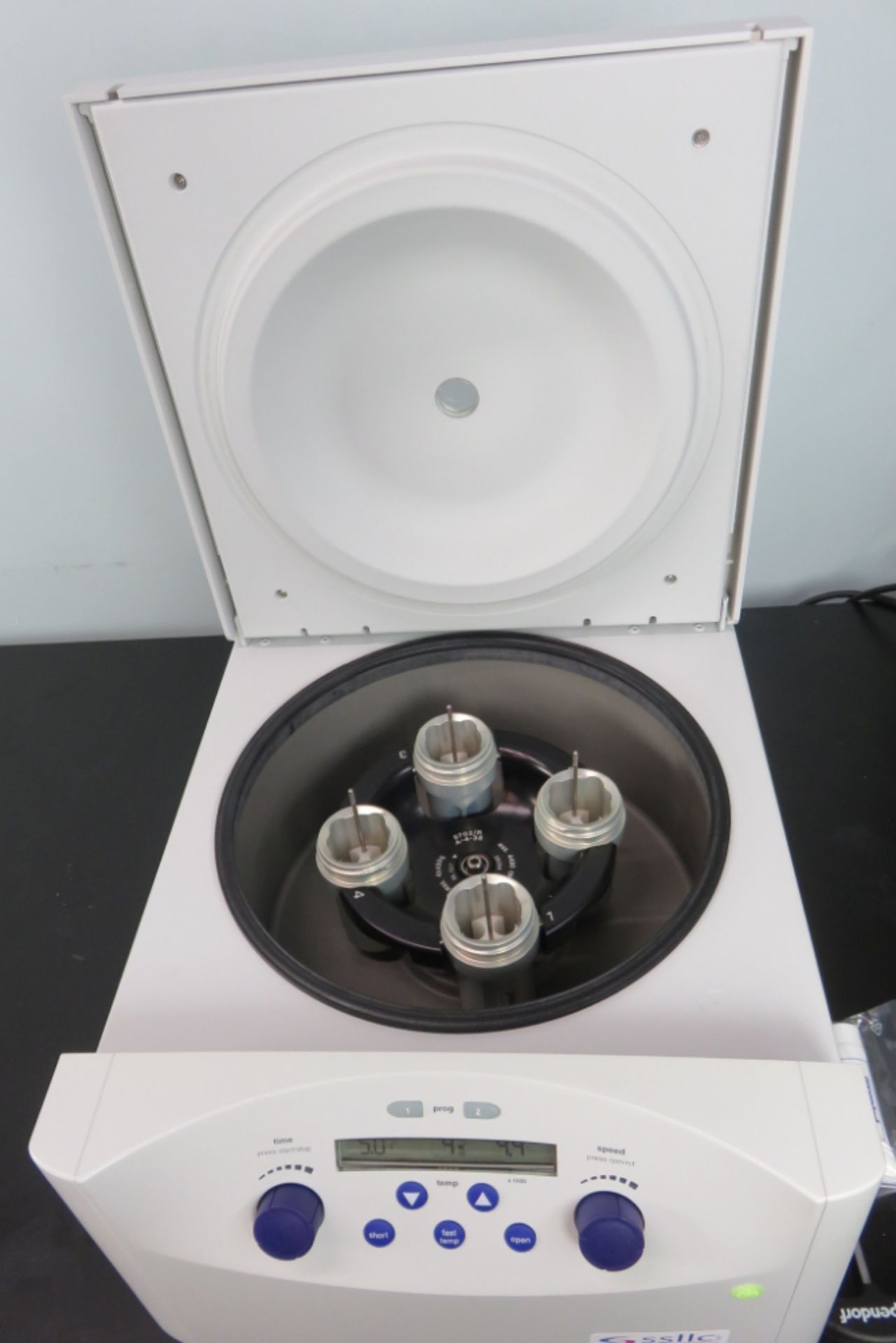 Eppendorf 5702R Refrigerated Centrifuge - Image 2 of 4