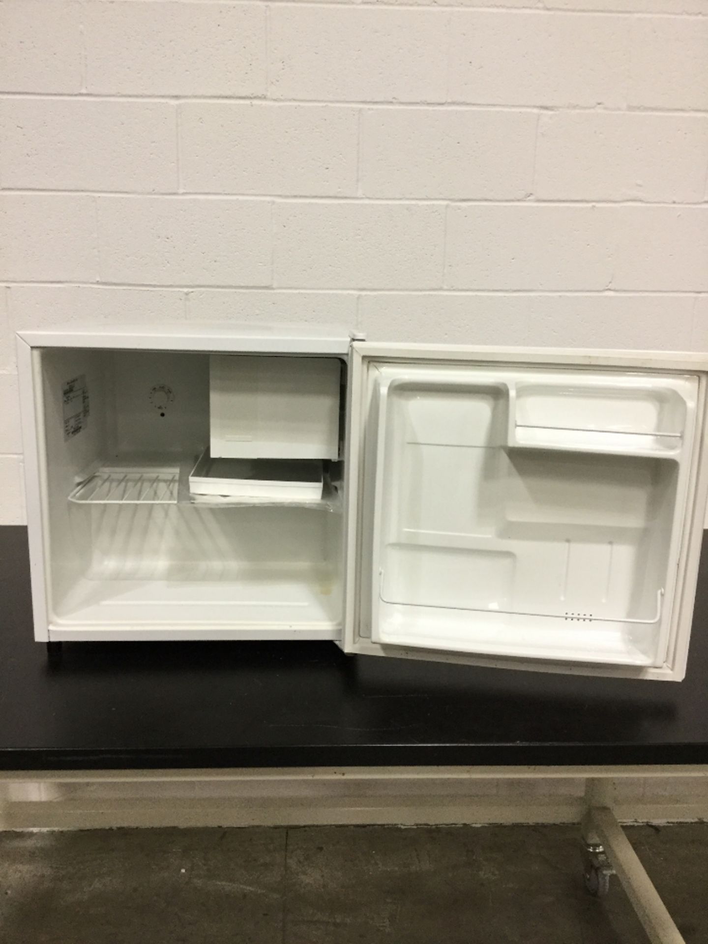 VWR Benchtop Laboratory Refrigerator/Freezer Combo - Image 2 of 3