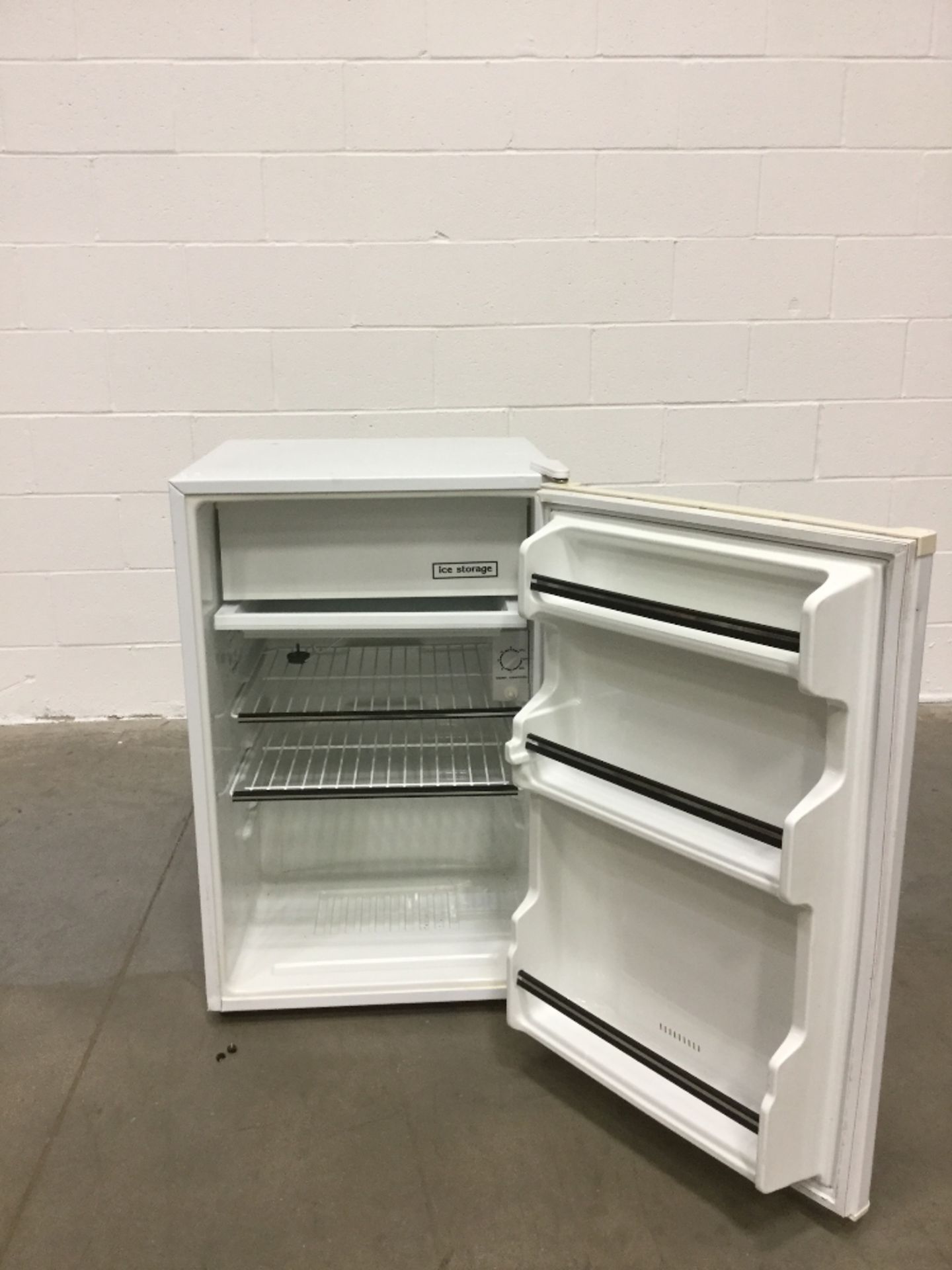 VWR Undercounter Laboratory Refrigerator/Freezer Combo - Image 3 of 3