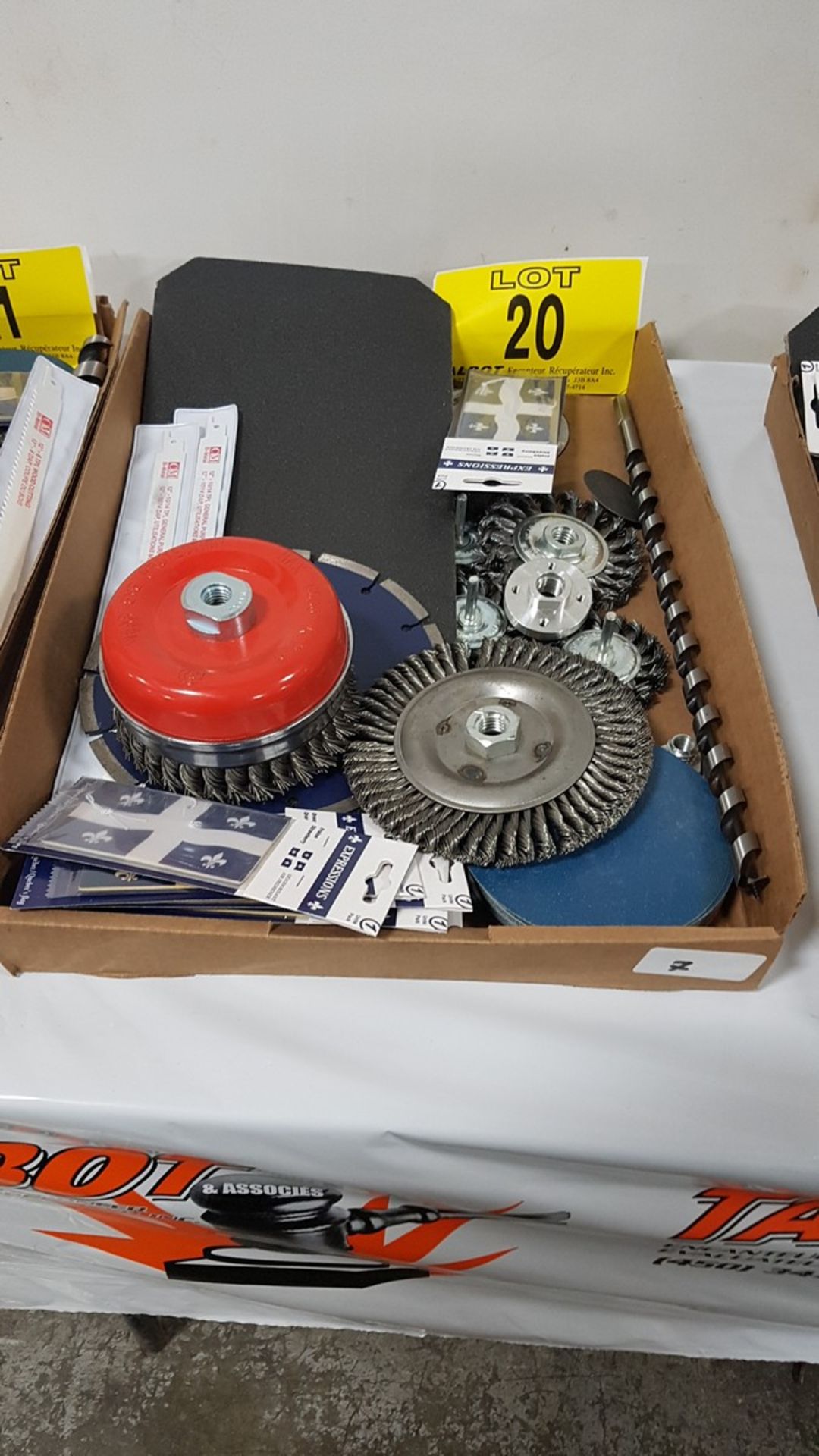 LOT DE BROSSES À "GRINDER", LAME À DIAMANT 8", DISQUES À SABLER 5", MÈCHES À BOIS, ETC.