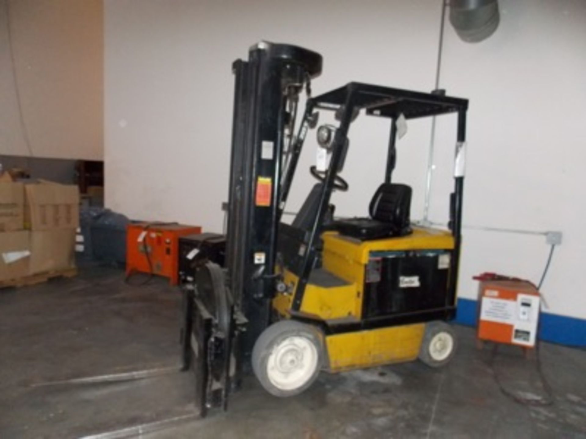 Yale mod. ERCO50GHN48TQ096, 48V, 5000lb Electric Sitdown Forklift w/ Battery Charger, 4-Stage Mast