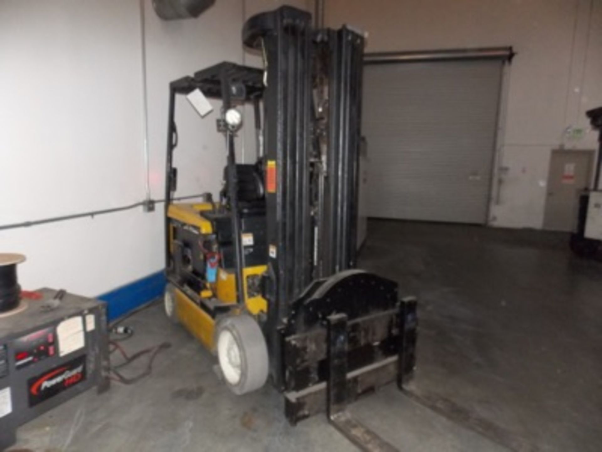 Yale mod. ERCO50GHN48TQ096, 48V, 5000lb Electric Sitdown Forklift w/ Battery Charger, 4-Stage Mast - Image 2 of 5