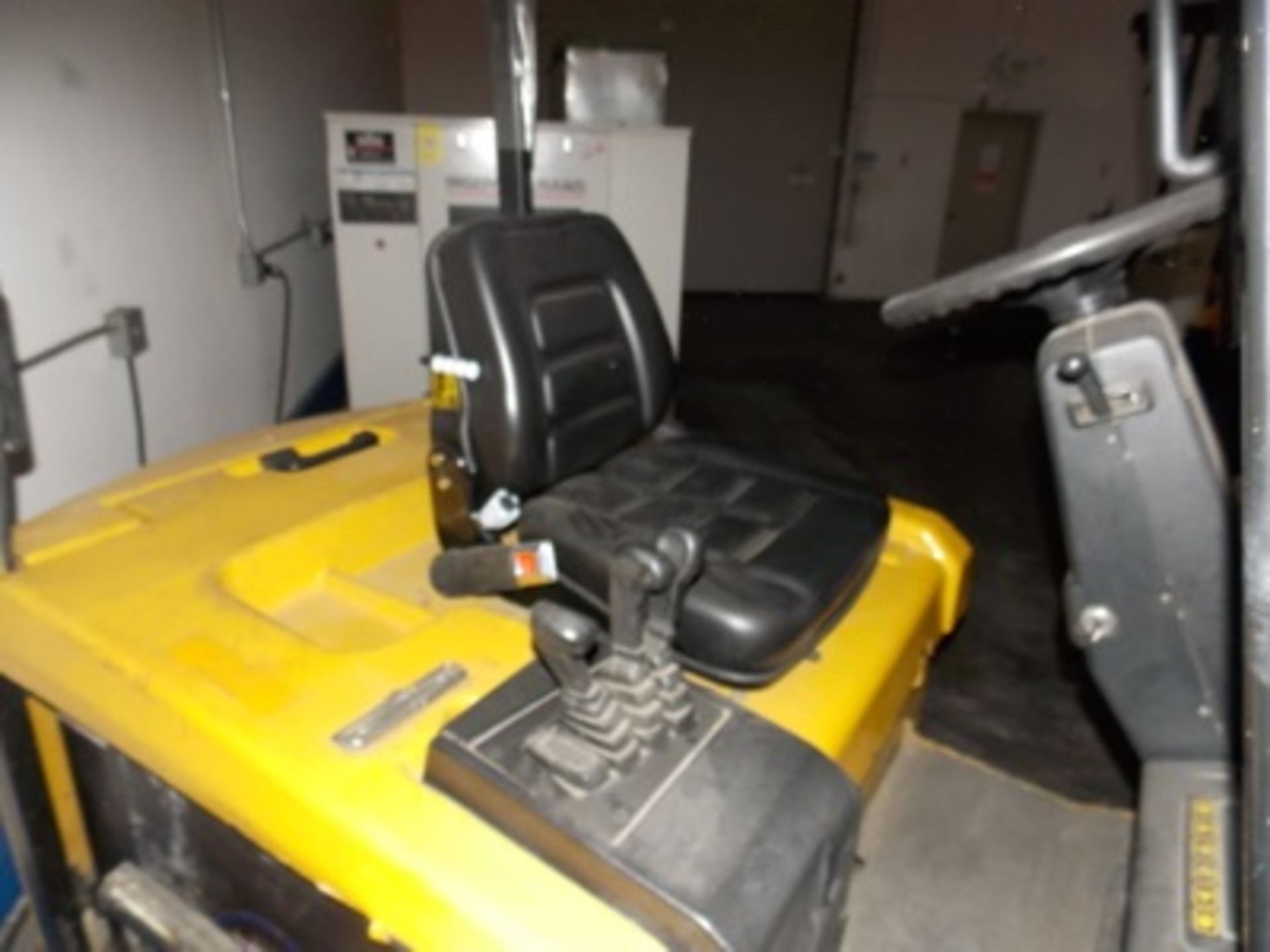 Yale mod. ERCO50GHN48TQ096, 48V, 5000lb Electric Sitdown Forklift w/ Battery Charger, 4-Stage Mast - Image 4 of 5