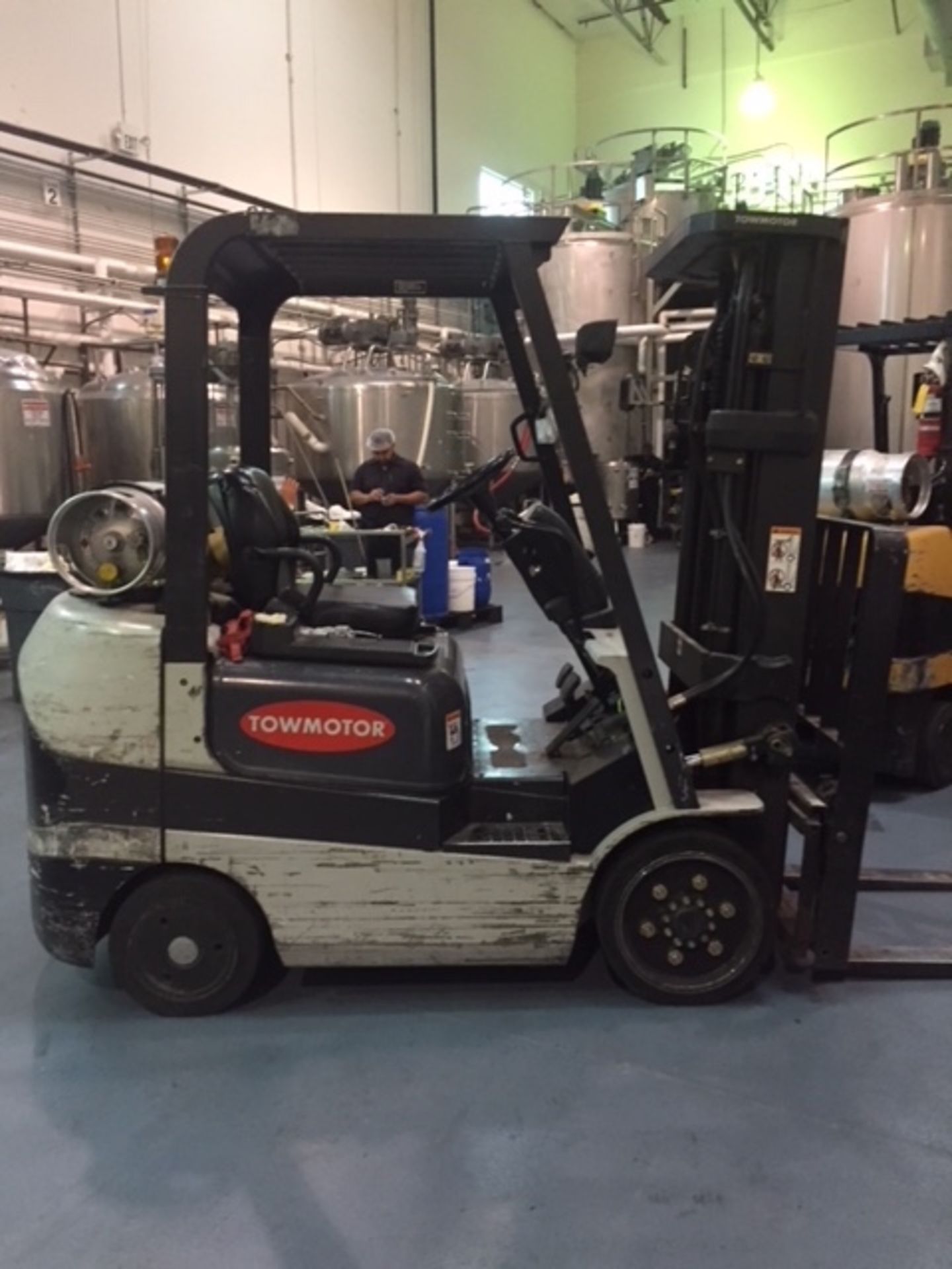 Towmotor Mod.#TGC 25, 5000 lb. LPG forklift, Side Shift S/N AX82DOO322–7742 Hours - Image 2 of 6