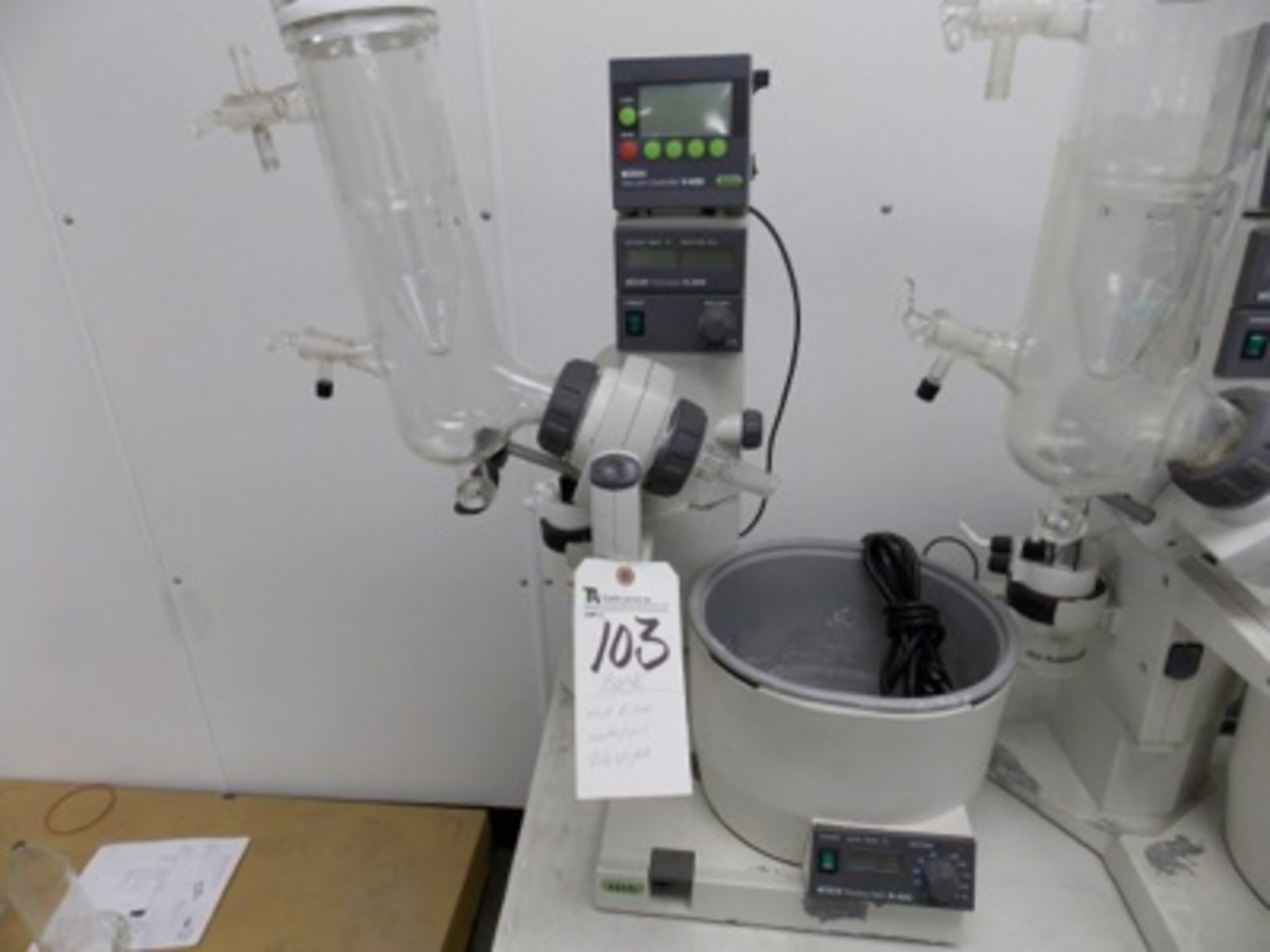 Buchi mid. R-205 Water/Oil Roto Vapor w/ Vacuum Controller, V-800 and Glassware Condenser; S/N