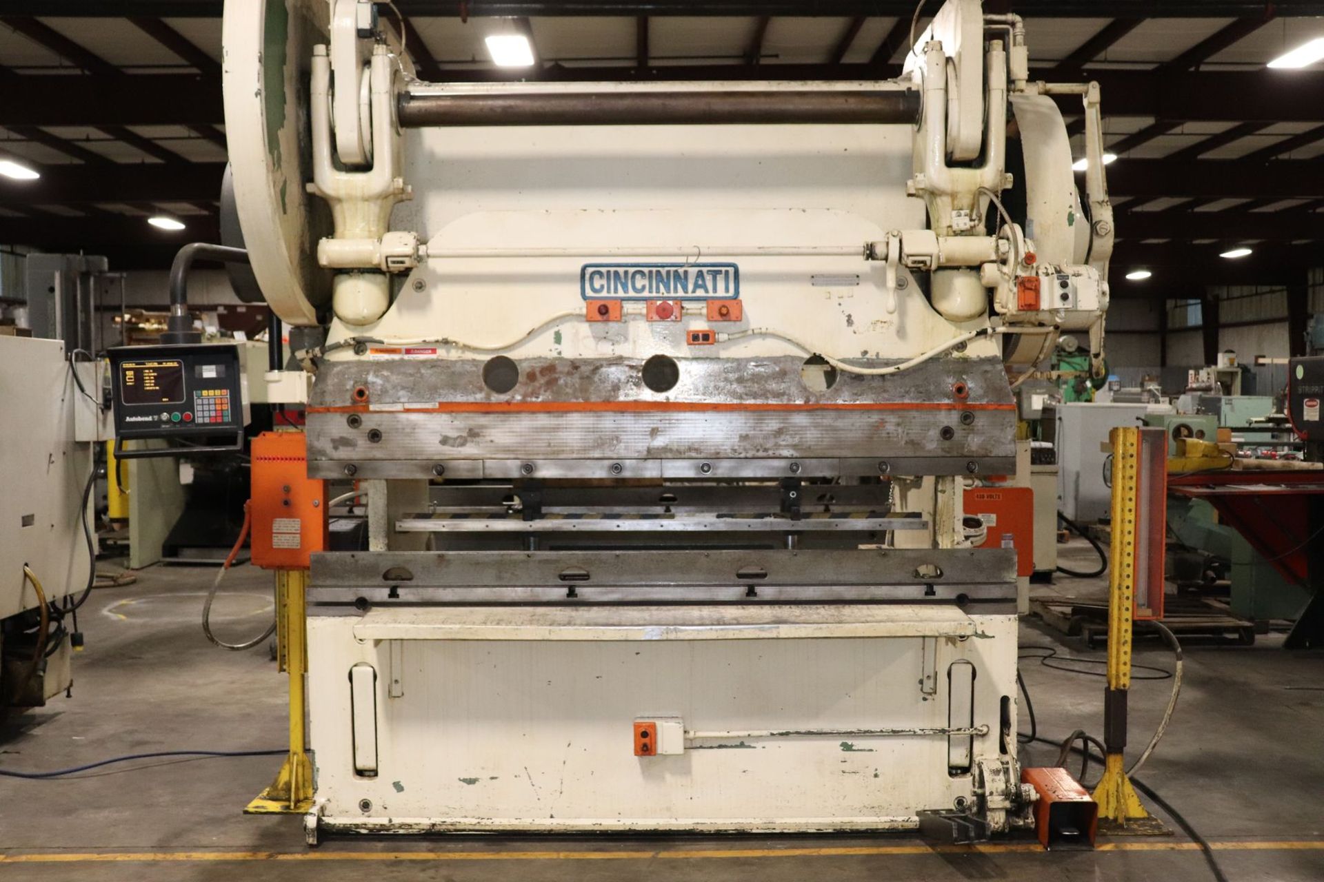 Cincinnati Series 9 225 Ton x 8′ Press Brake w/ Hurco Back Gauge
