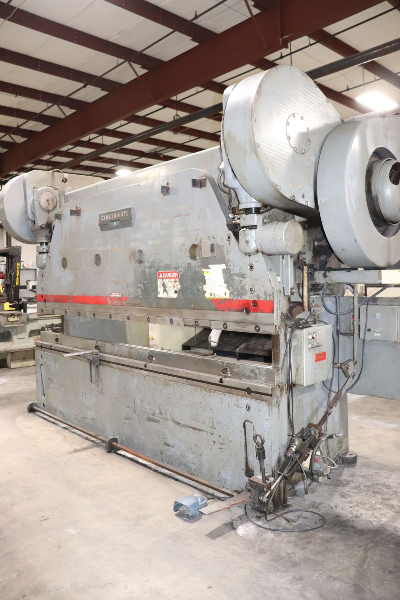 Cincinnati Series 9 225 Ton x 12′ Mechanical Press Brake - Image 2 of 11