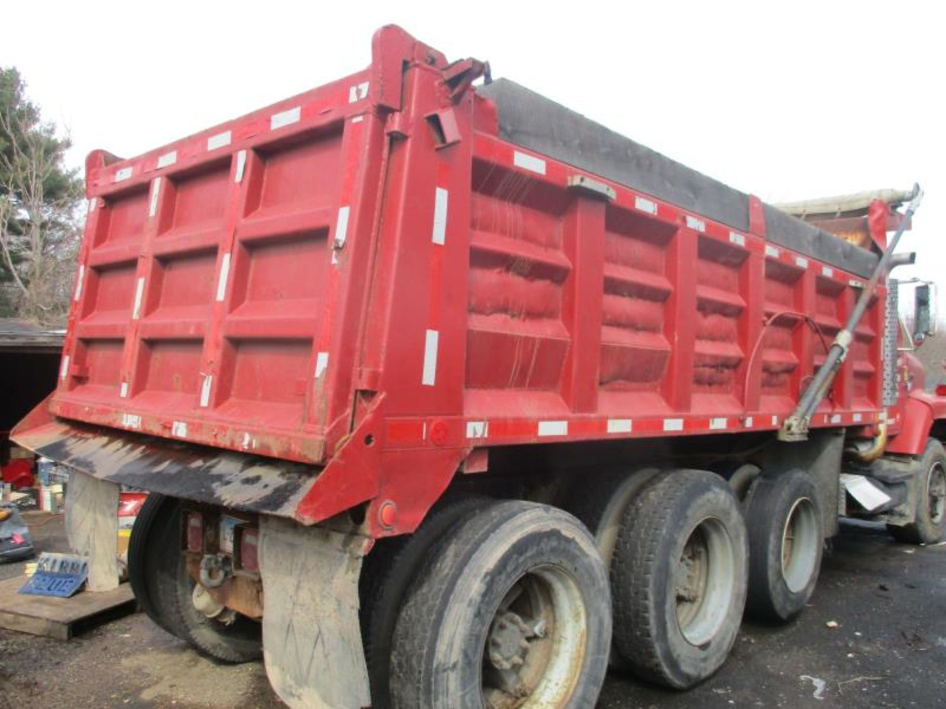 International S2600 Triaxle Dump Truck, Eaton Fuller Manual Transmission, 328,466 Miles ( - Image 11 of 15