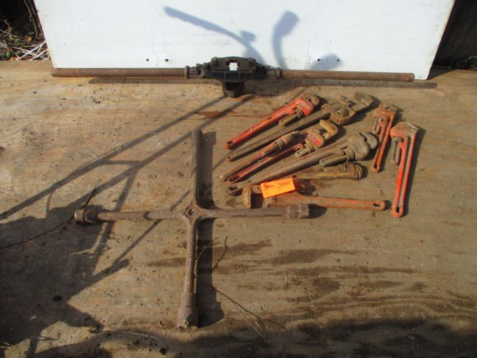 Lot: Tire Iron, Pipe Threading, Pipe Wrenches