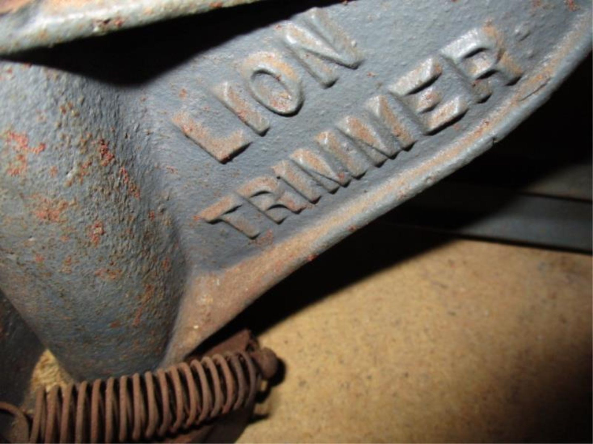 2 hand operated Lion trimmers - Image 2 of 3