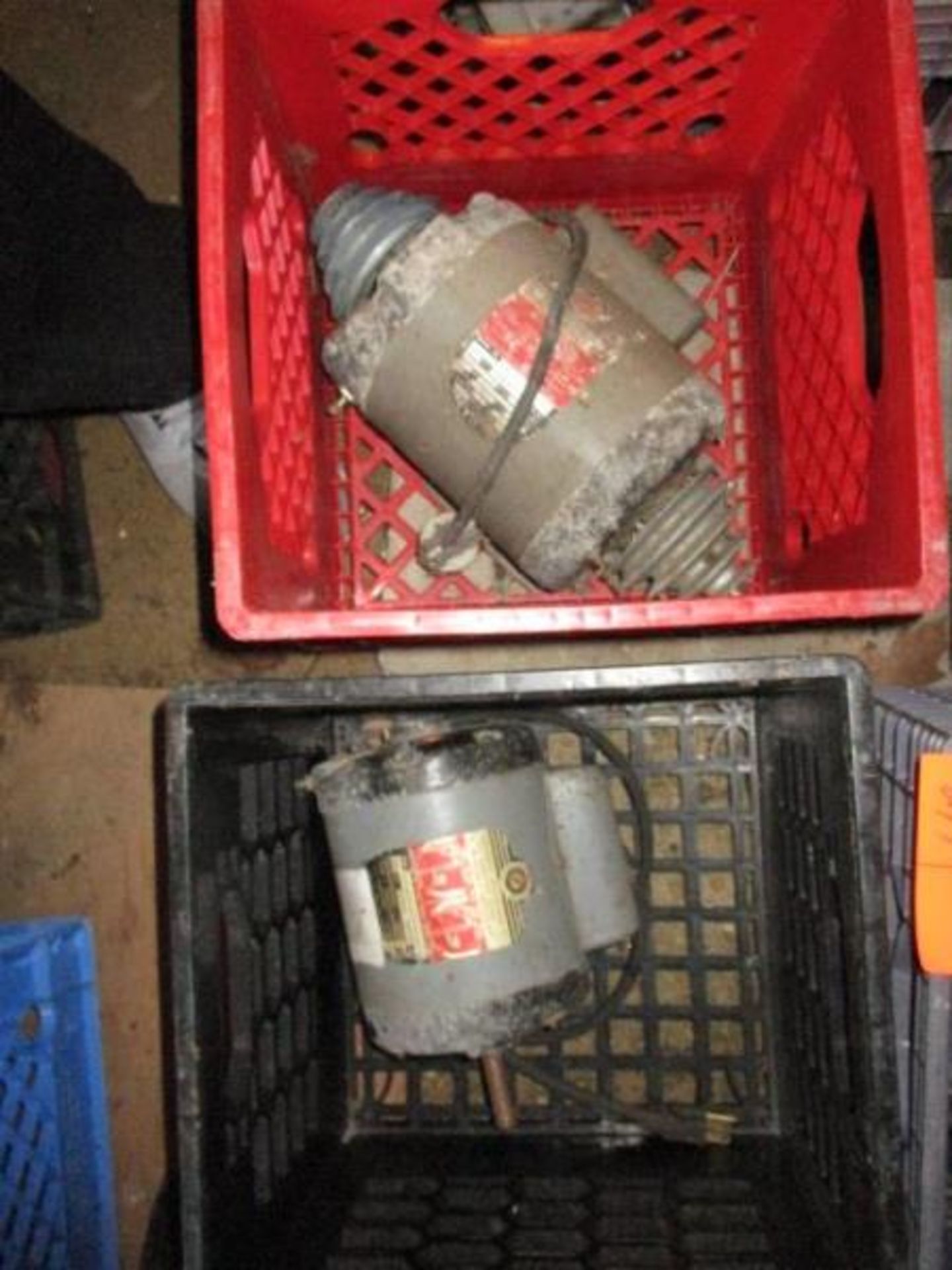 4 motors, assorted in crates