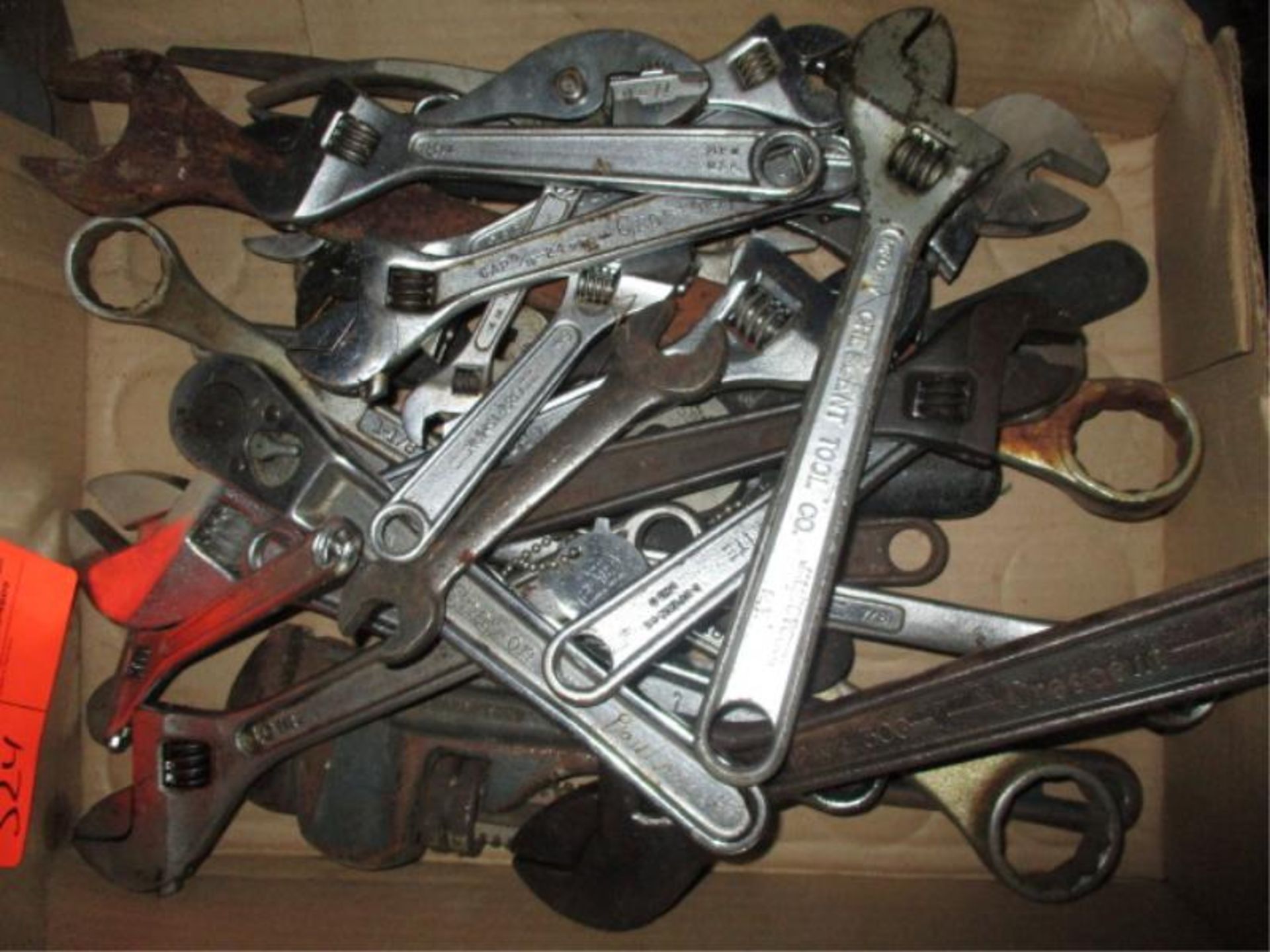 Lot - adjustable wrenches, 1 socket ratchet