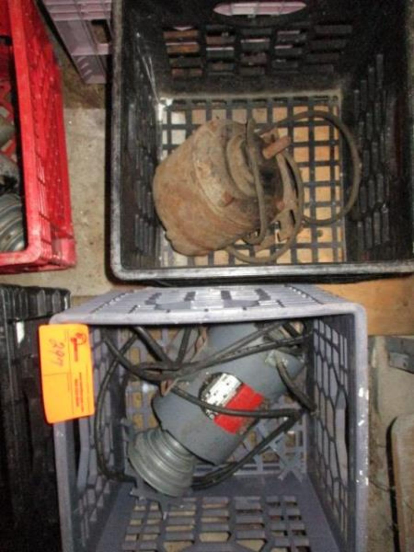 4 motors, assorted in crates - Image 2 of 2
