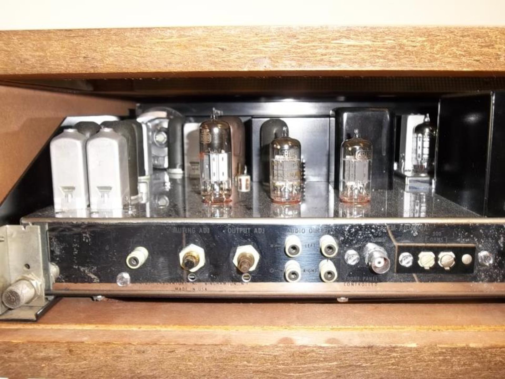 McIntosh MR-71 Stereo FM Tuner, wood case, s # 50B35, tested - powers up dimly - Image 6 of 7