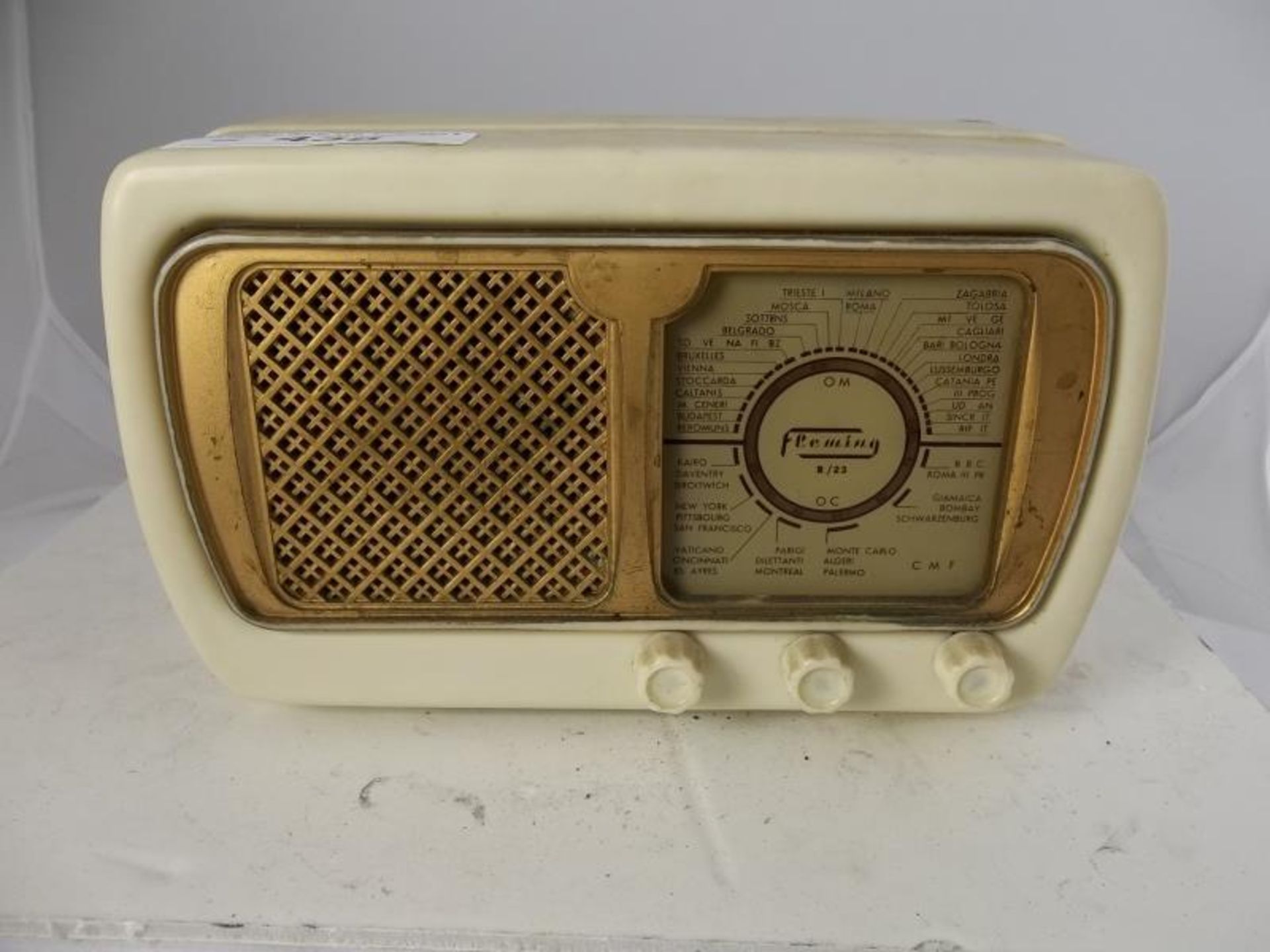 Fleming R/23 Radio, a few cracks and chips on case, tested - does not power up