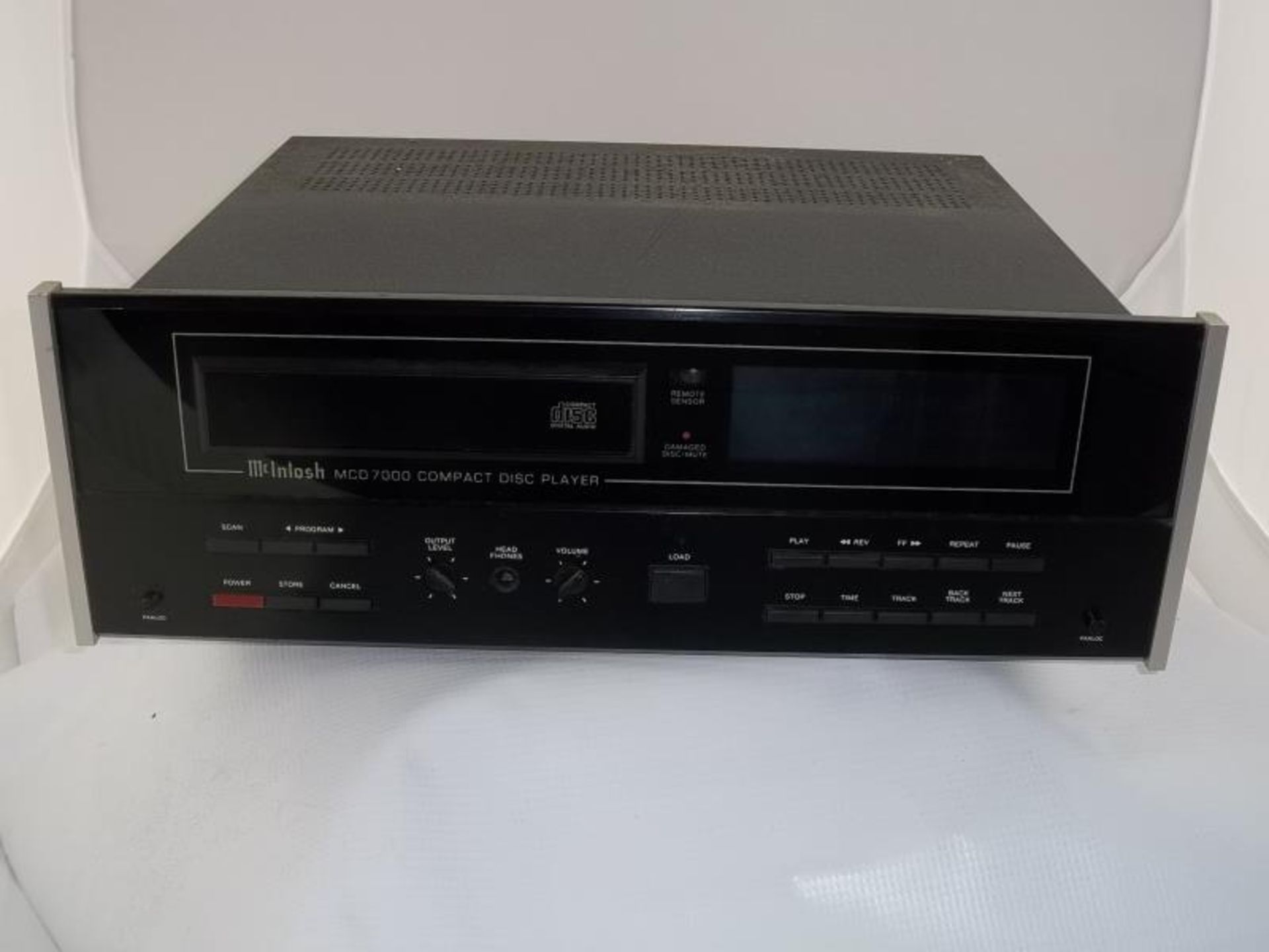 McIntosh MCD 7000, compact disc player, w/case, s # DT4185, tested - powers up