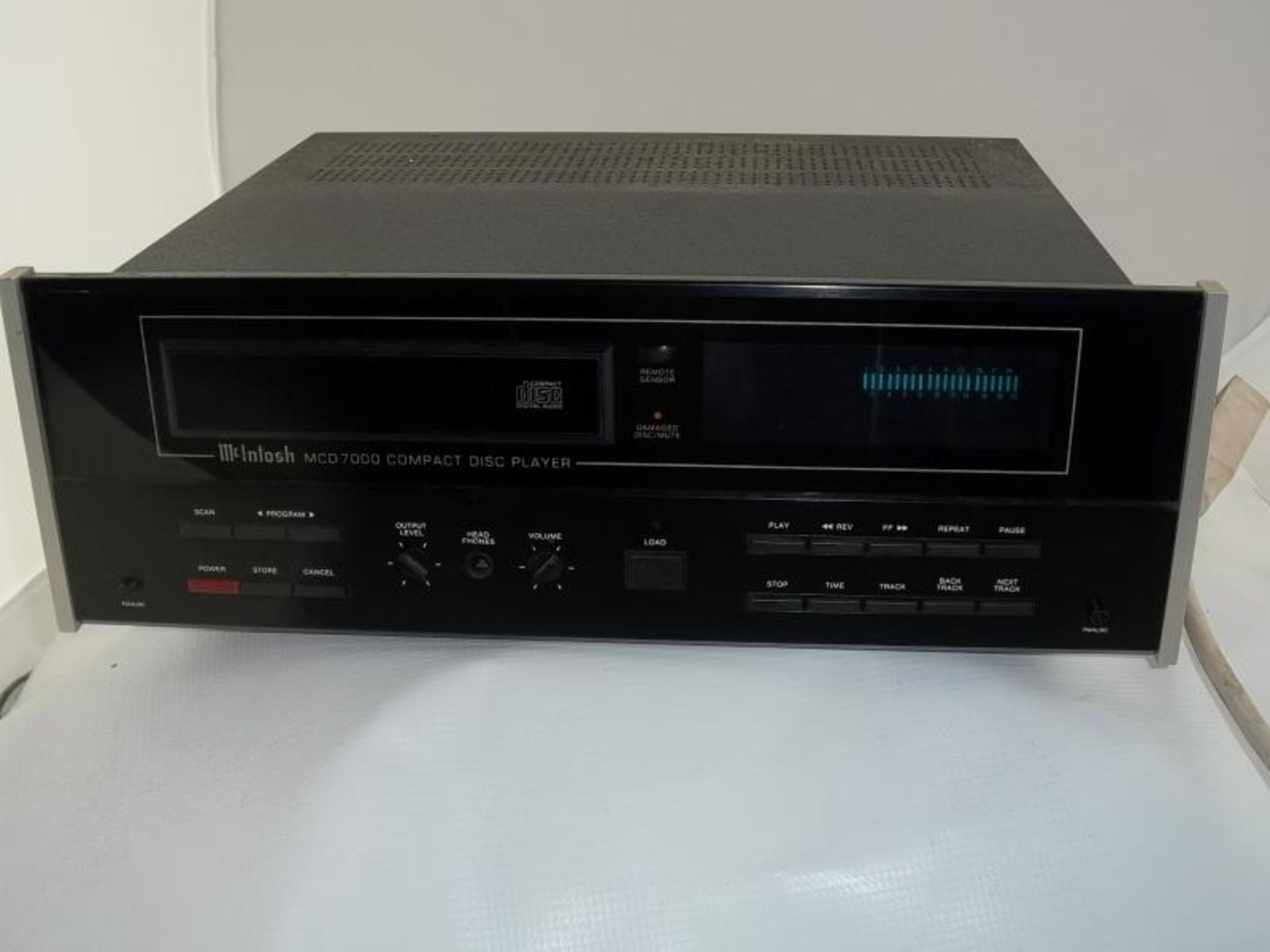 McIntosh MCD 7000, compact disc player, w/case, s # DT4185, tested - powers up - Image 2 of 4