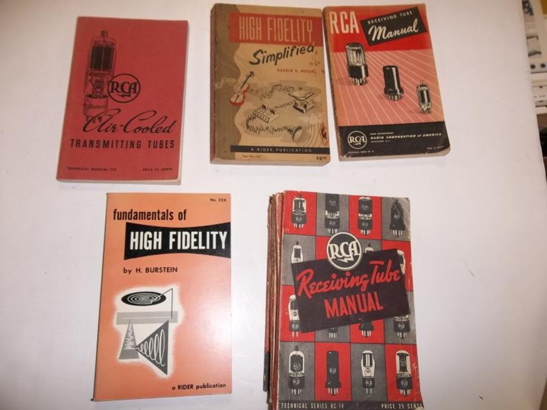 Lot of 22 Paperbacks, mostly 20 RCA Receiving Tube Manuals and 2 High Fidelty Books, 150s, 60s and - Image 3 of 4