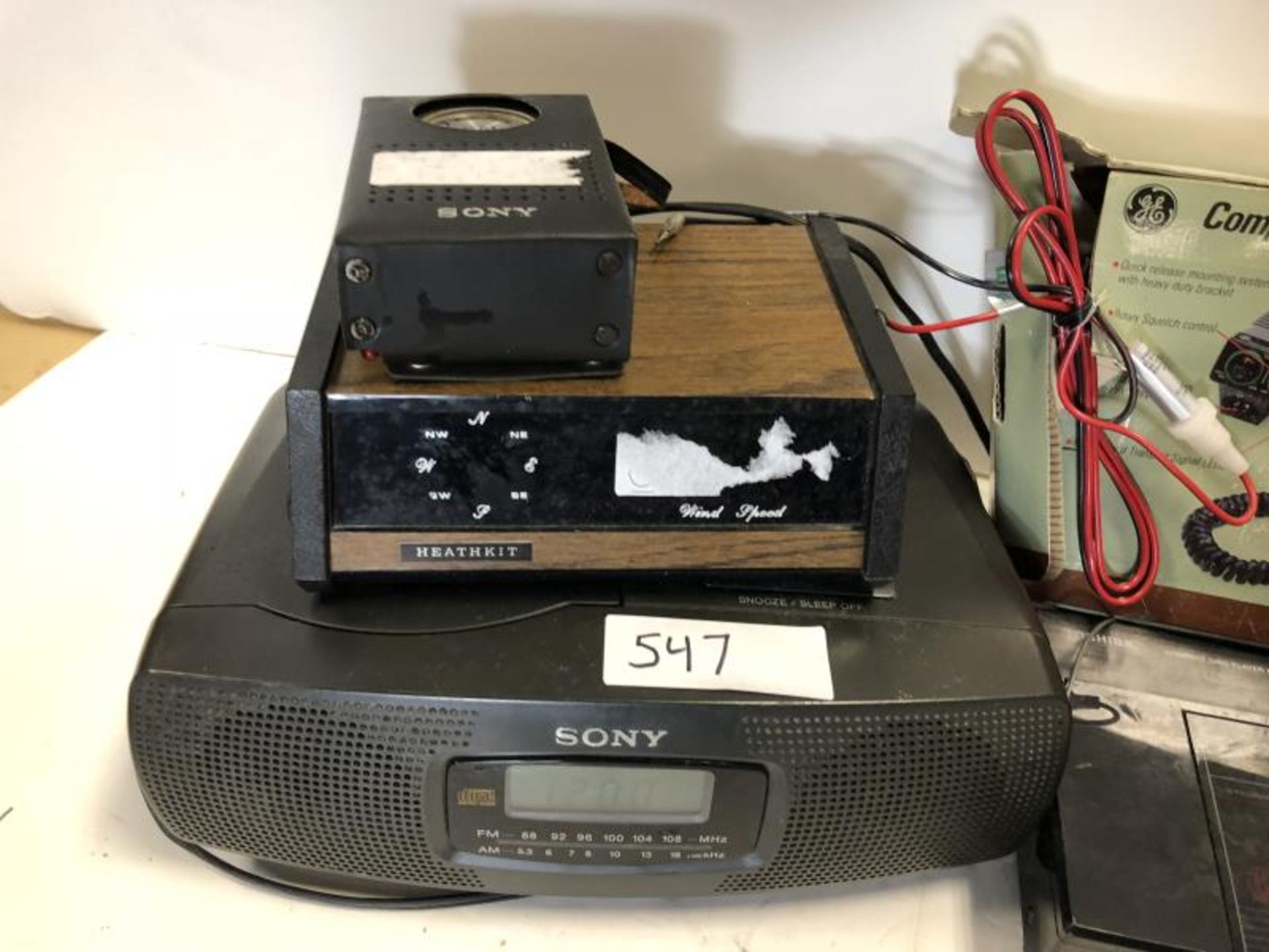 Lot - Sony alarm clock AM FM radio,Sony handheld radio, Toshiba compact disc player, Heathkit - Image 3 of 7