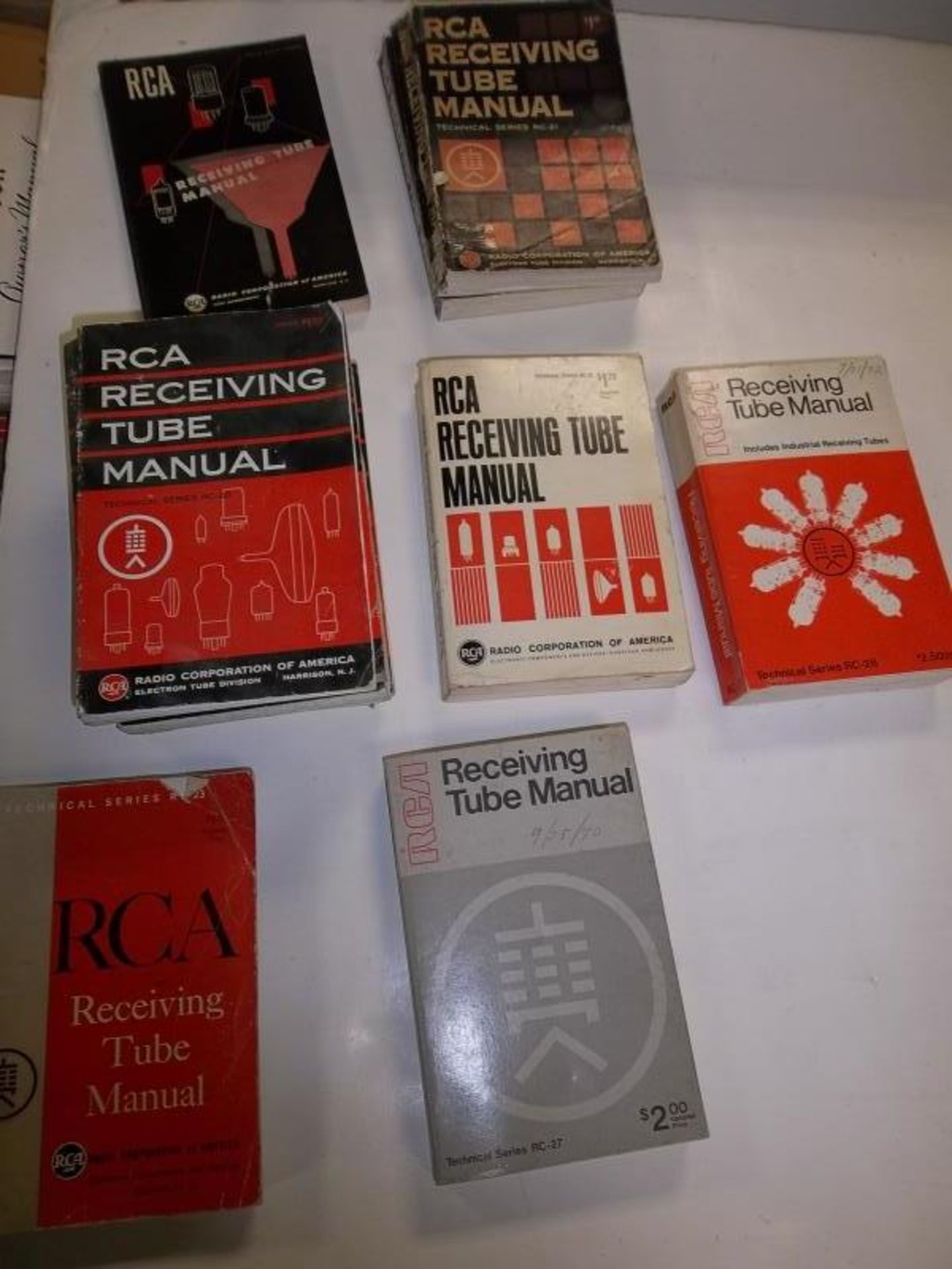 Lot of 22 Paperbacks, mostly 20 RCA Receiving Tube Manuals and 2 High Fidelty Books, 150s, 60s and - Image 4 of 4