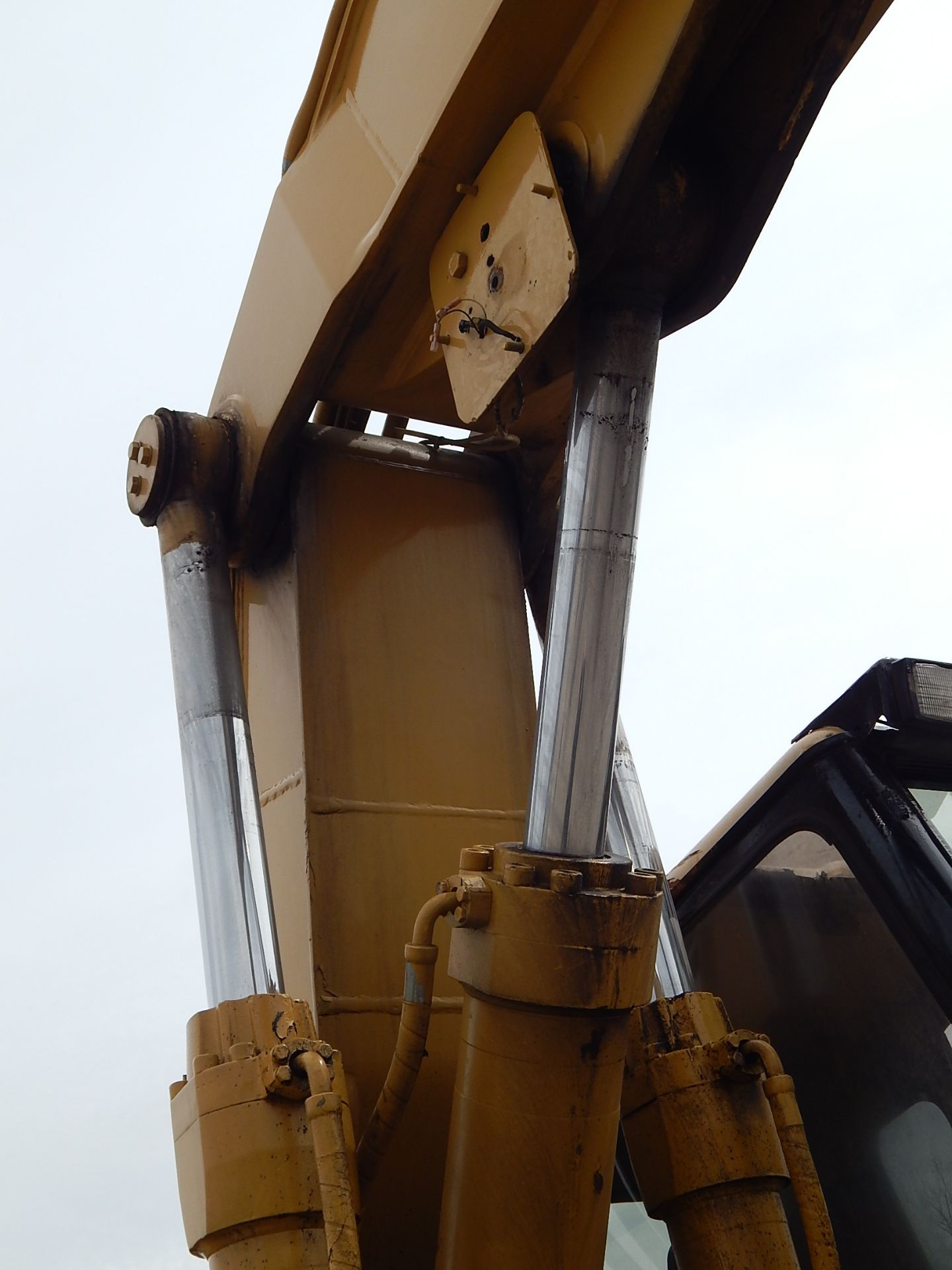 2001 Caterpillar Model M320 Mobile Excavator SN 06WL00647, (4) Outriggers, Dual Tires, Enclosed Cab, - Image 17 of 26