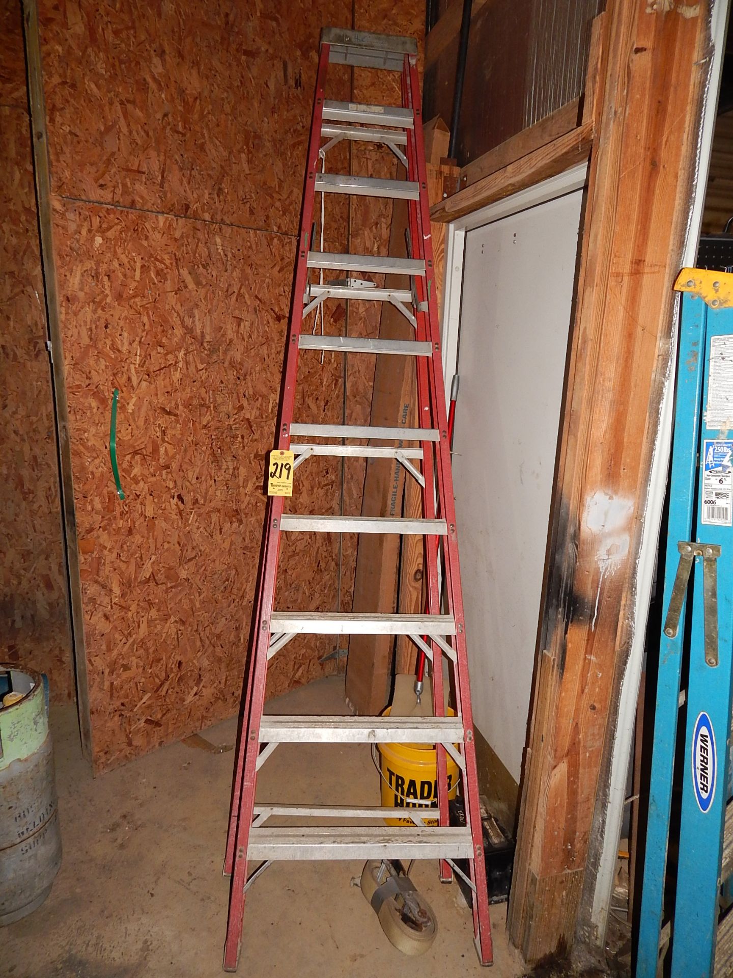 Fiberglass Step Ladder, 10'