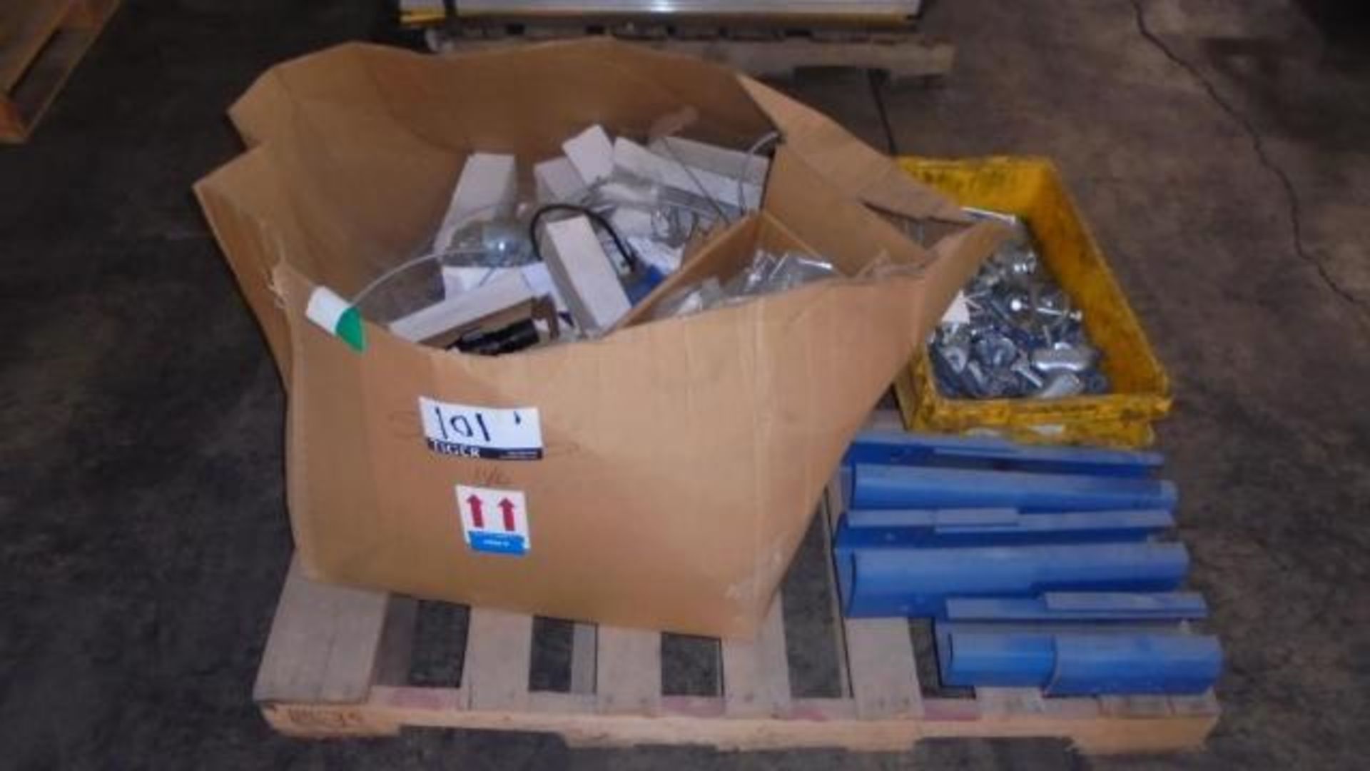Lot Consisting of Assorted Motors, Hoses, Bolts, and Pallet of Elevating Chains - Image 4 of 4