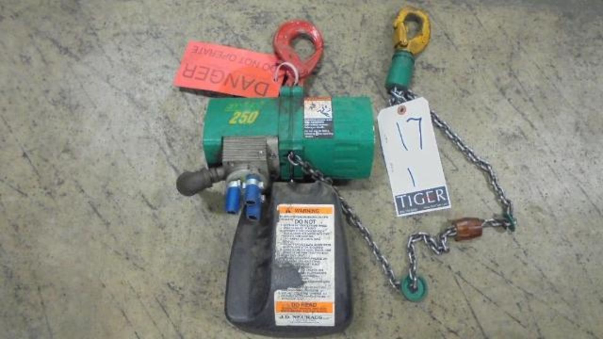 Pneumatic Hoist, 550 LB Capacity, 85 PSI, M/N- Mini 250, S/N- M202679