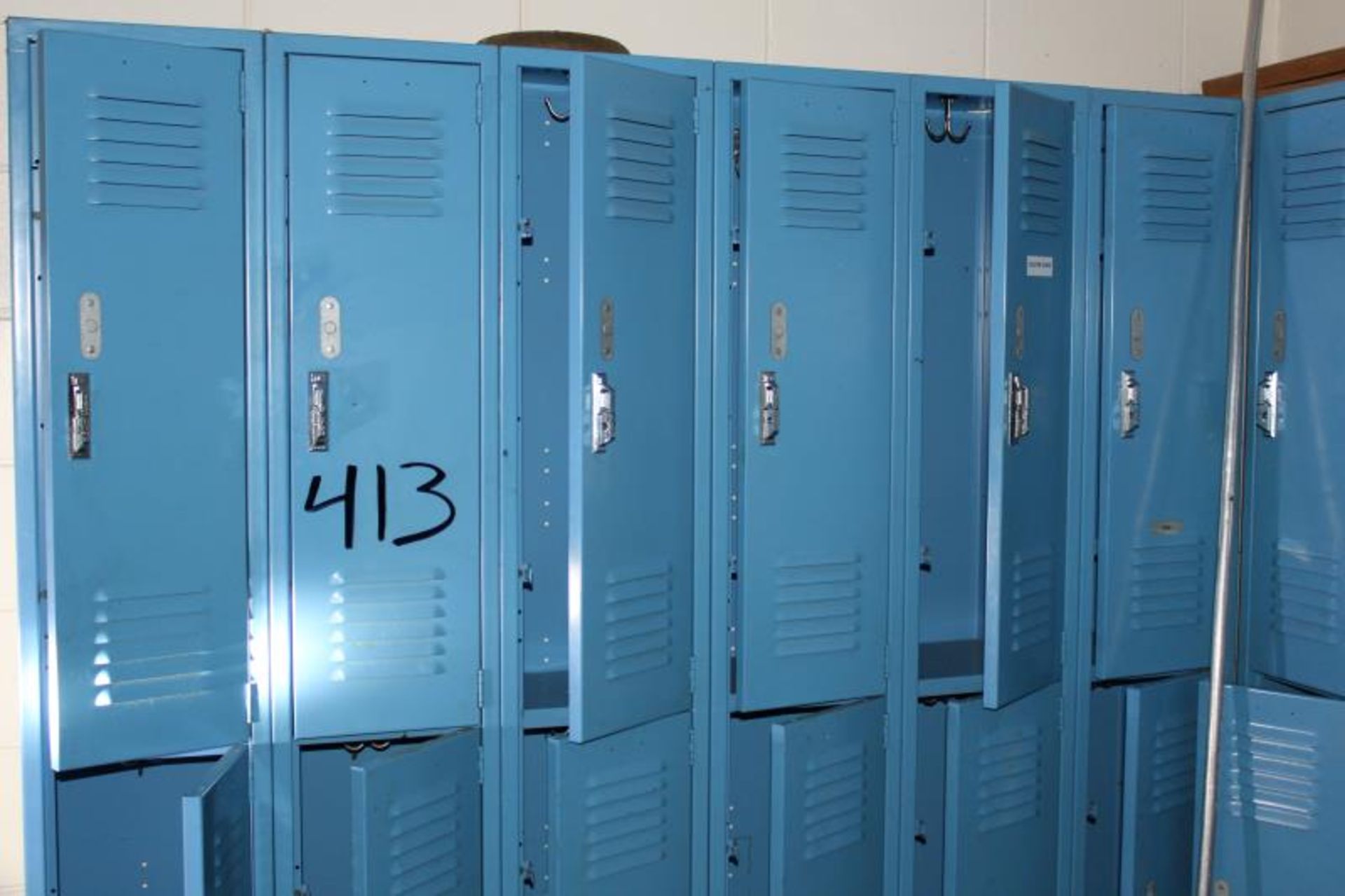 2 BATHROOMS WITH 2 LOCKERS - Image 3 of 3